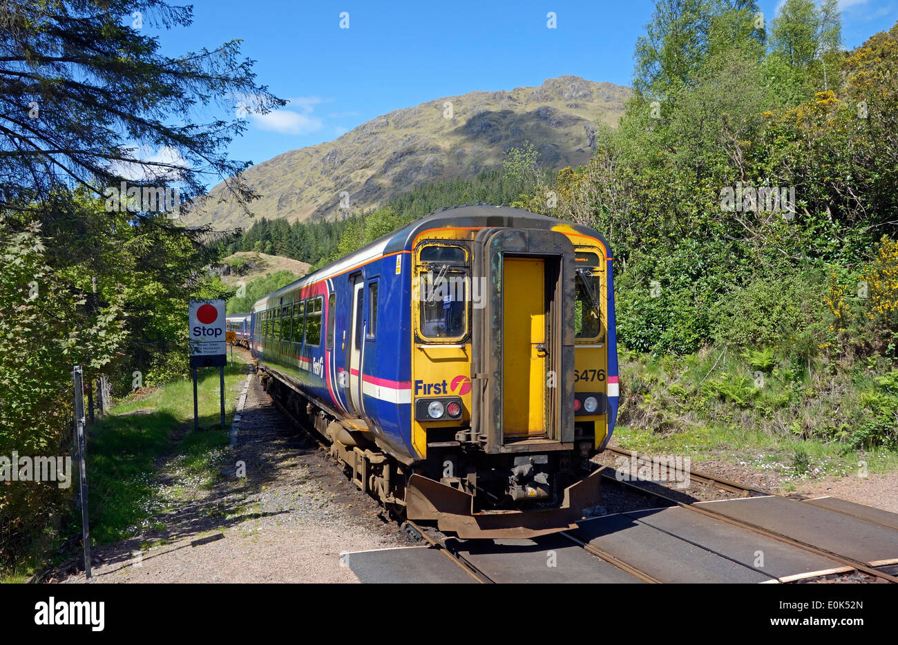 Classe Scotrail 156 DMU lasciando la stazione Glenfinnan Highland scozzesi destinati a Mallaig con segnale sinistro. Foto Stock