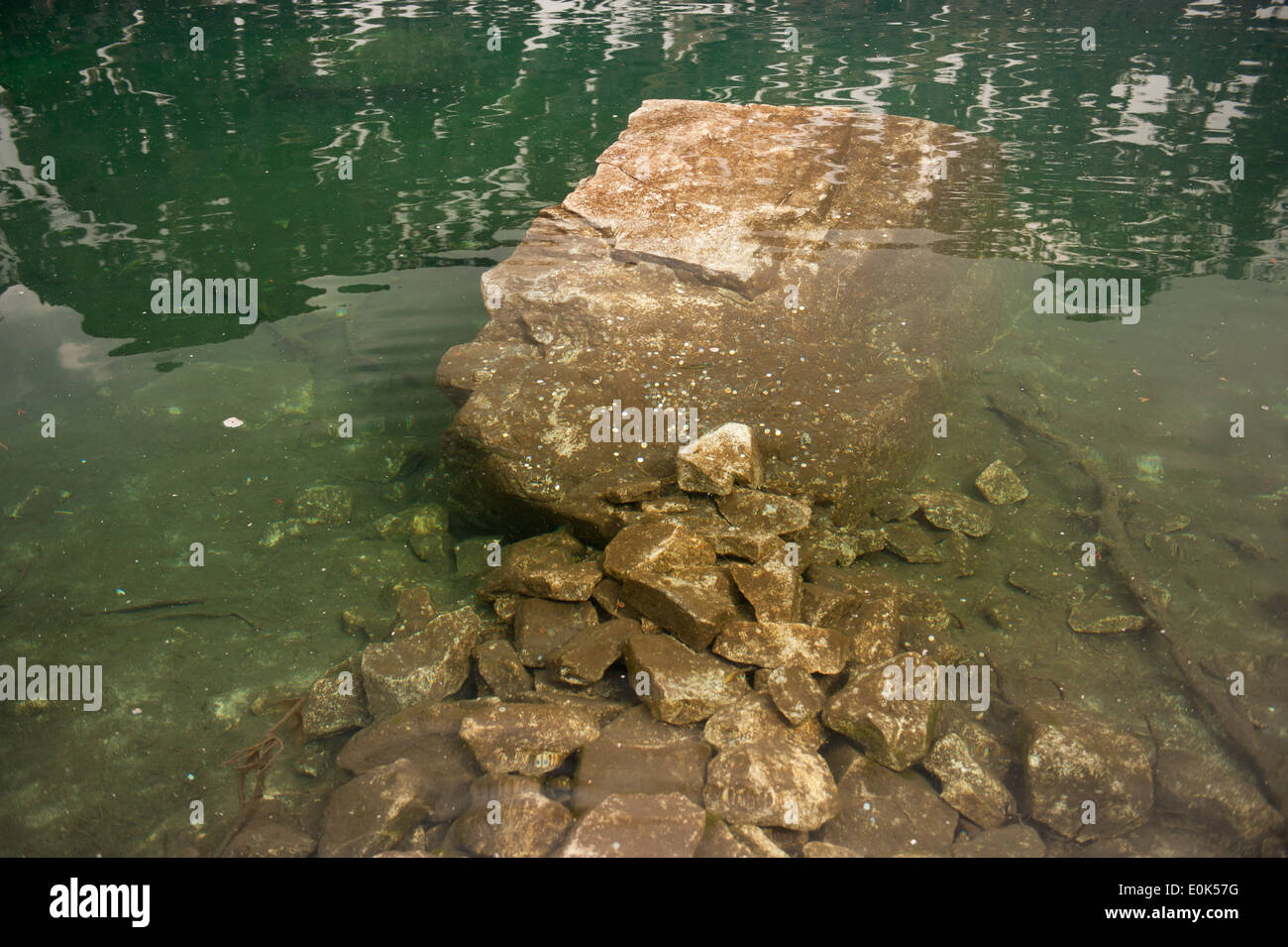 Monete gettato sul fondo di Morskie Oko Lago Foto Stock