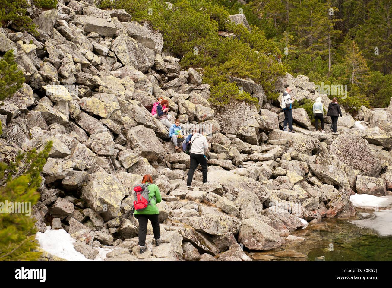 I turisti che visitano Morskie Oko Lago Foto Stock