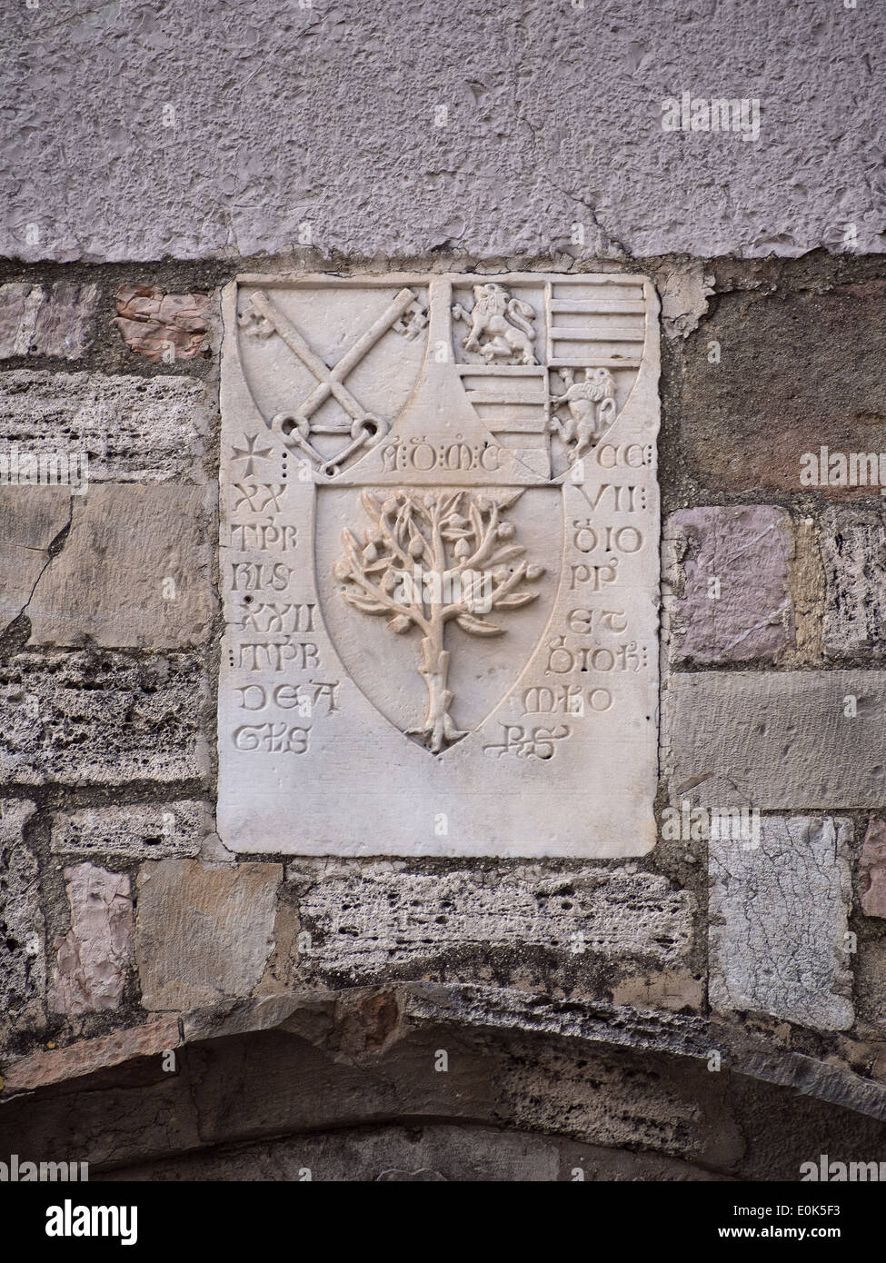 Lo stemma in pietra murata in facciata della chiesa di Sant'Agostino a Montefalco in Umbria, Italia Foto Stock