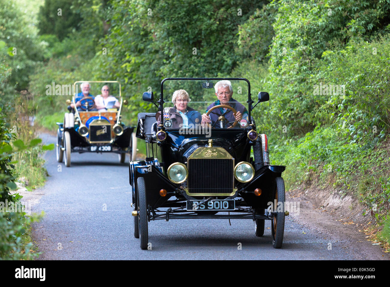 Ben conservato veterano modello T Ford autos touring lungo il vicolo del paese in Cotswolds, REGNO UNITO Foto Stock