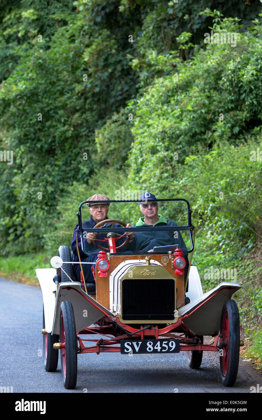 Ben conservato veterano modello T Ford auto touring lungo il vicolo del paese in Cotswolds, REGNO UNITO Foto Stock