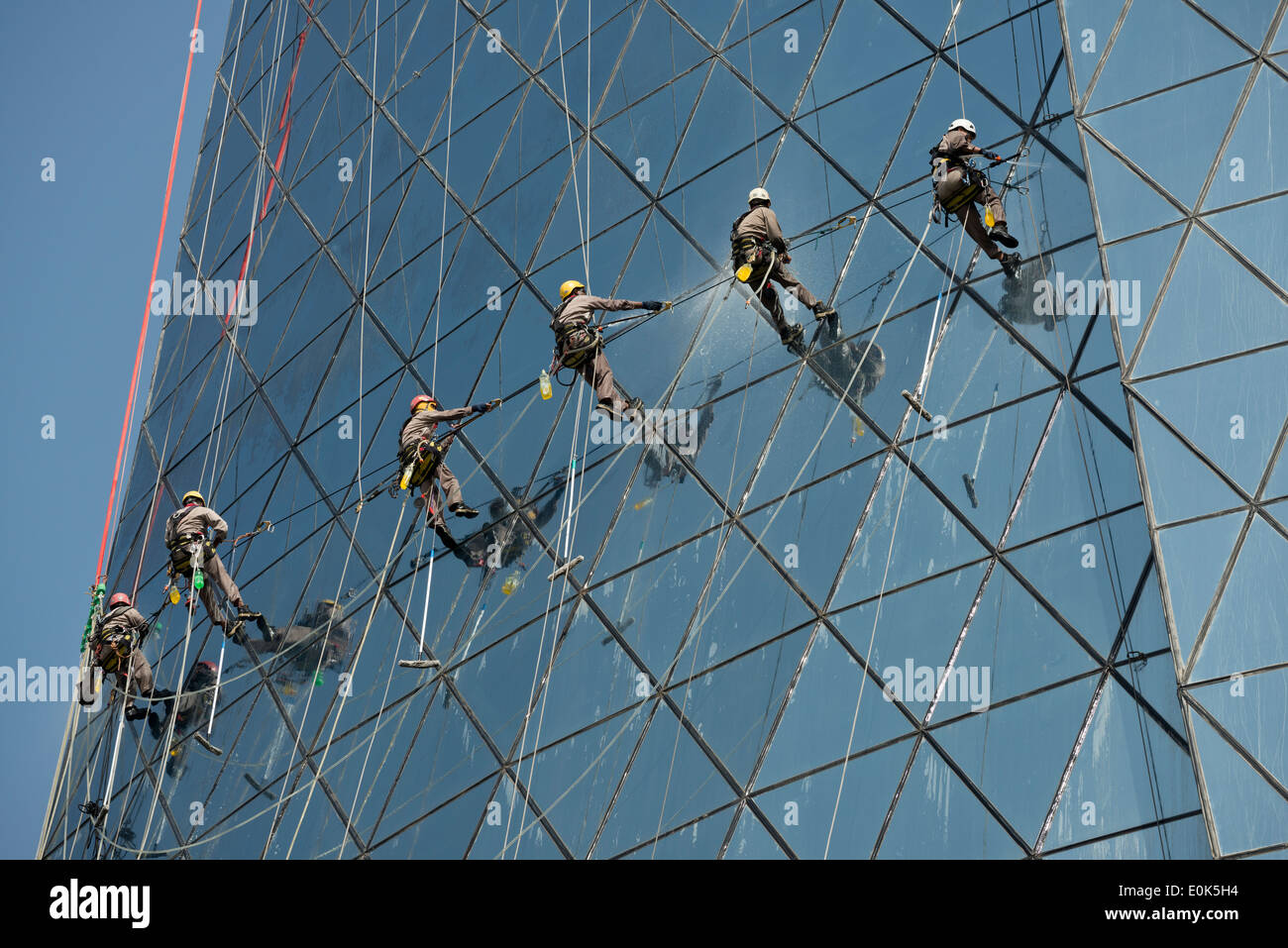 Doha. Il Qatar. I lavoratori migranti il lavaggio dei vetri di Al Bidda Torre. Foto Stock