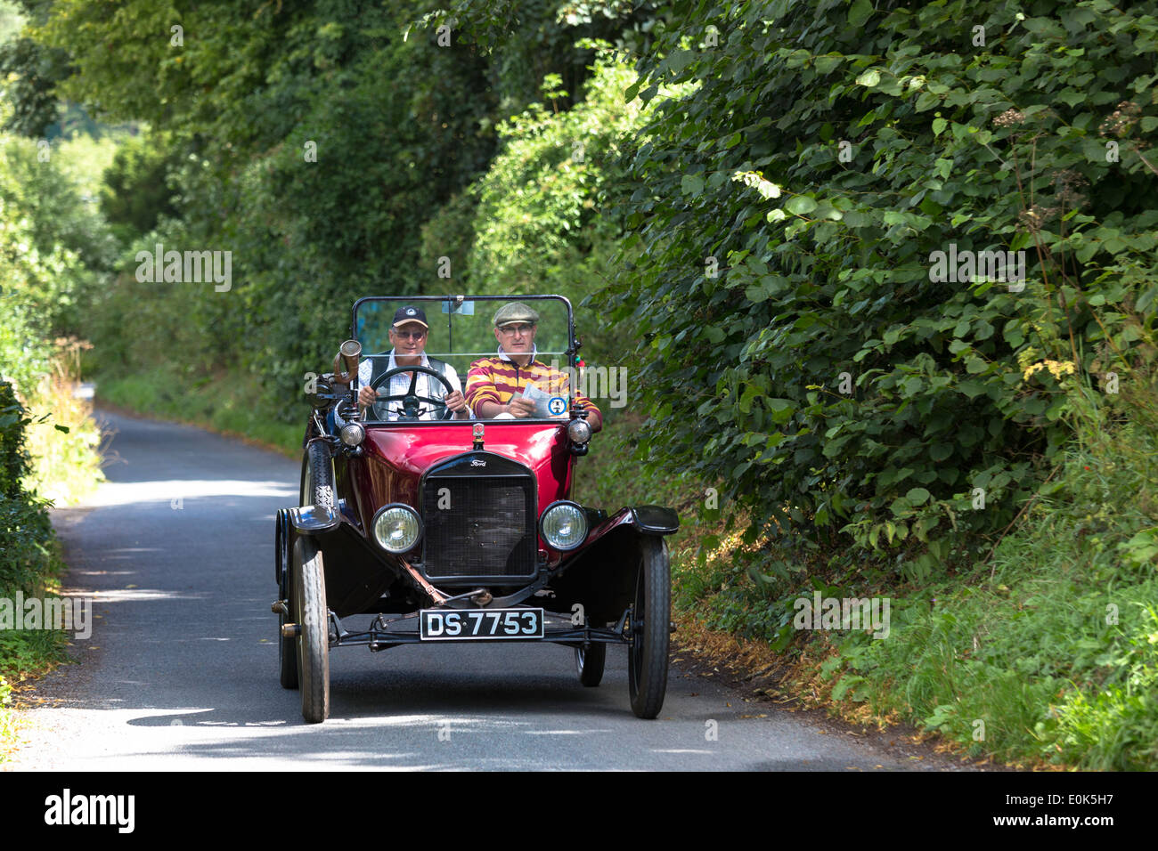 Ben conservato veterano modello T Ford auto touring lungo il vicolo del paese in Cotswolds, REGNO UNITO Foto Stock