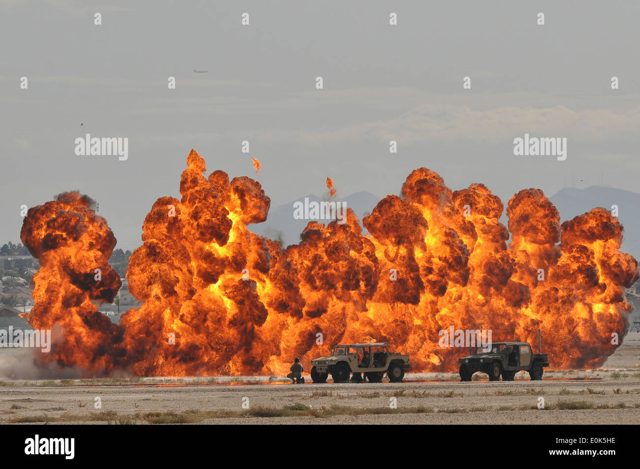 Stati Uniti Air Force pararescueman rispondere a un attacco simulato durante il 2011 Aviation Nazione Open House nov. 12th, alla Nellis Air Foto Stock