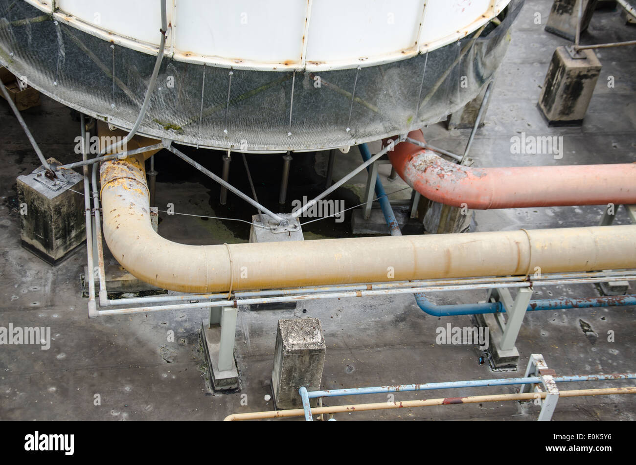 Vecchia tubazione e il vecchio compressore per aria condizionata Foto Stock