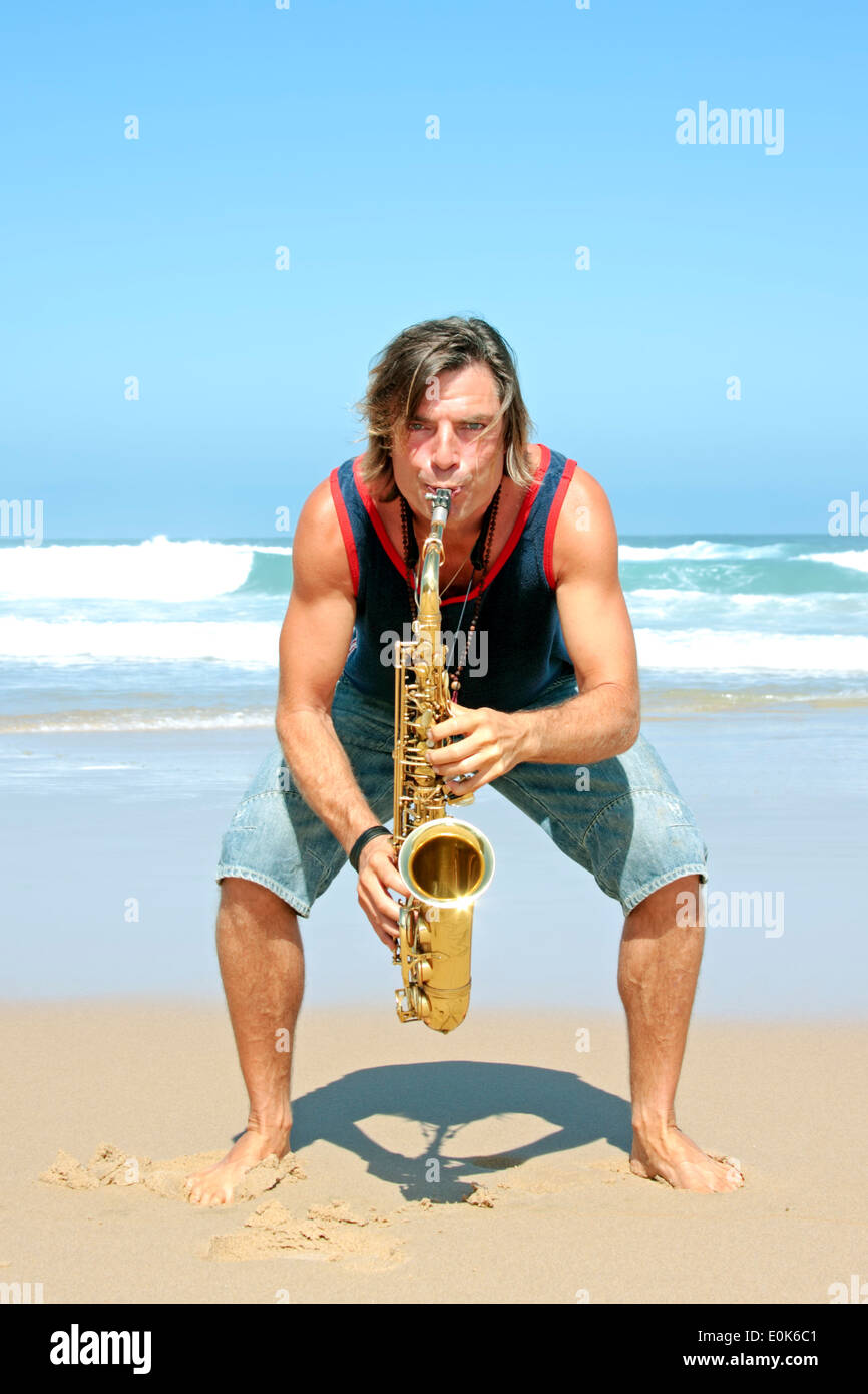 Professional sassofonista in spiaggia Foto Stock