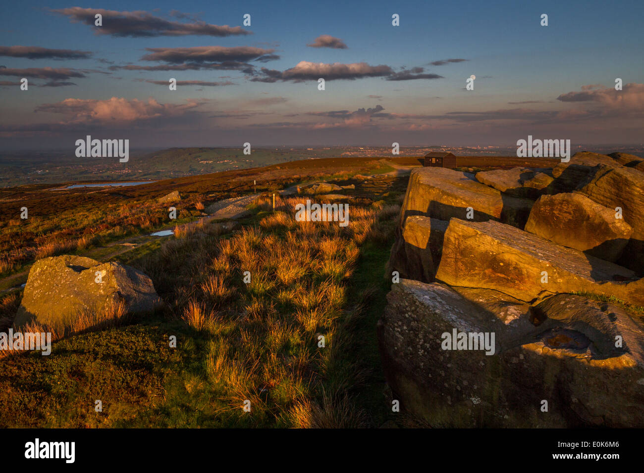 Bellissima vista del Moro e oltre all'aeroporto di Leeds Bradford a sorgere la luna e il sole che tramonta, REGNO UNITO Foto Stock