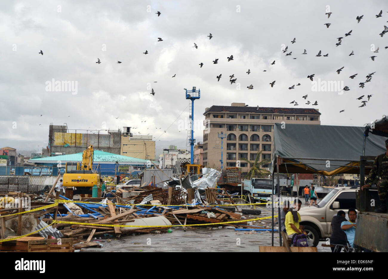 In Ormac City, Filippine, detriti lasciati da Super Typhoon Haiyan/Yolanda è isolato fino al filippino e persona NEGLI STATI UNITI Foto Stock