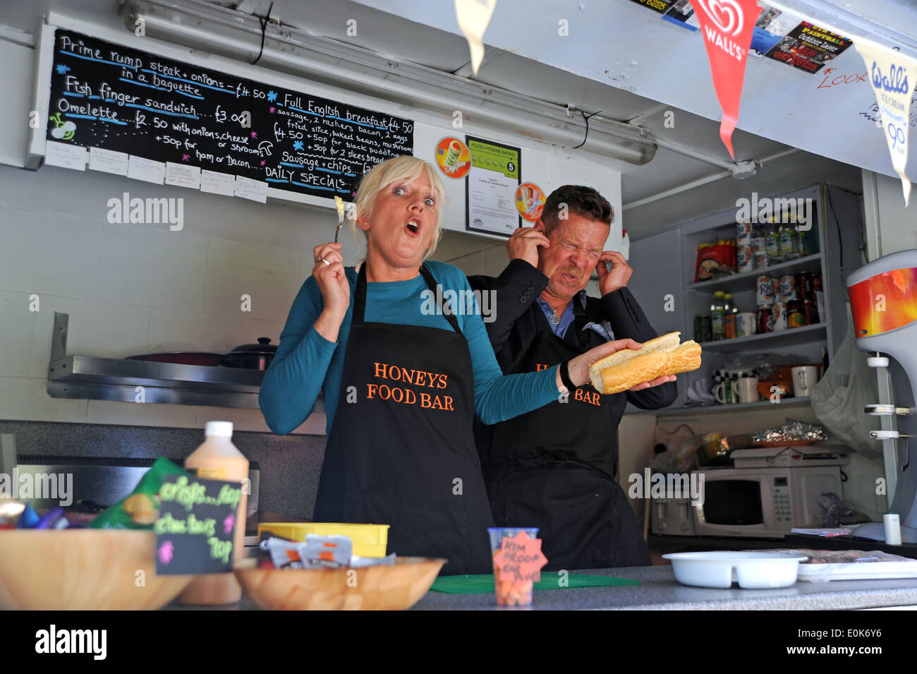 Il canto Cook - Kim Coghlan da Brighton canta ai suoi clienti al suo fast food van Foto Stock