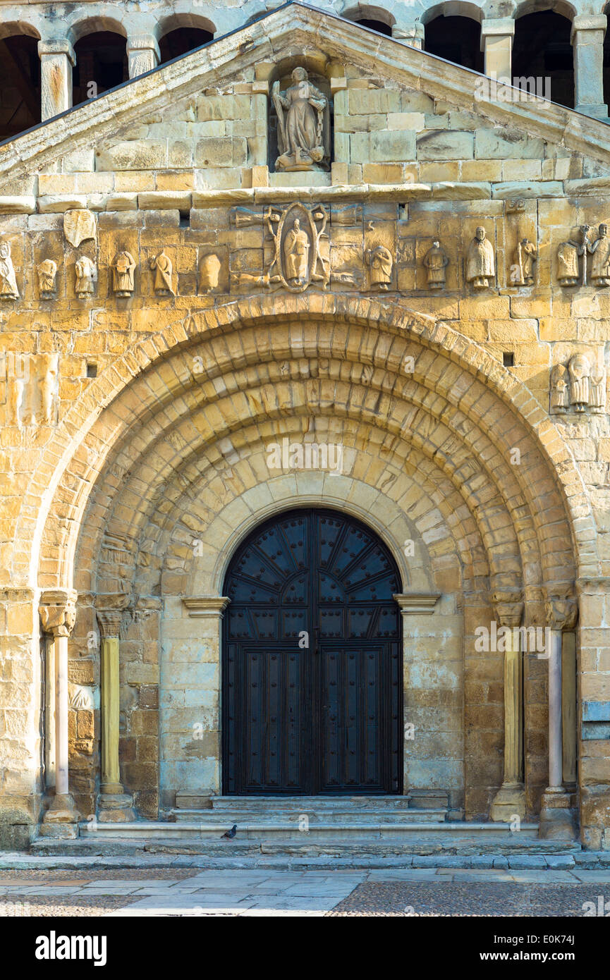 Portale della Colegiata Santillana, St Juliana la Chiesa Collegiata, Santillana del Mar Cantabria, Spagna settentrionale Foto Stock