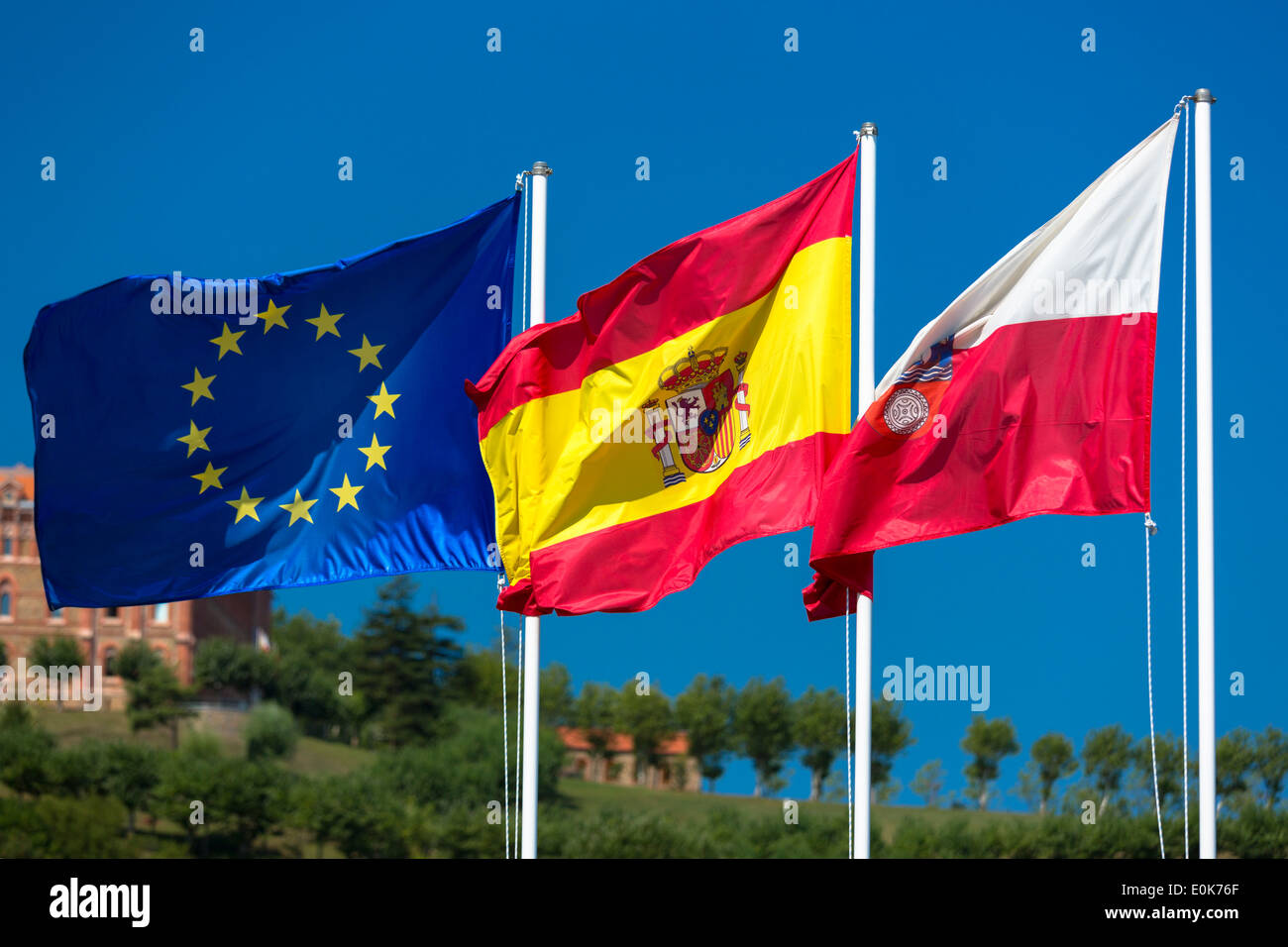 Bandiere di Spagna, Unione europea e Cantabria in Comillas, Cantabria, Spagna settentrionale Foto Stock