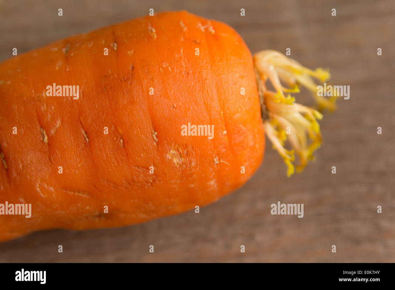 Vecchio carota e aglio su legno Foto Stock