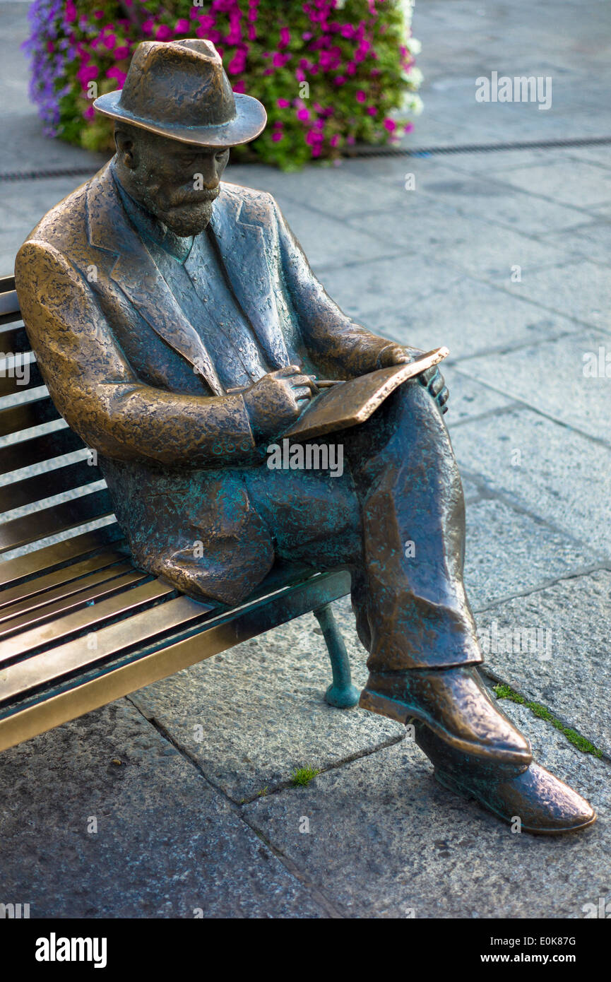 Statua dell'architetto catalano Antoni Gaudi - Antony Gaudi - di J. Luis Fernandez a Caja Espagna su Camino Jacobeo, Leon, Spagna Foto Stock
