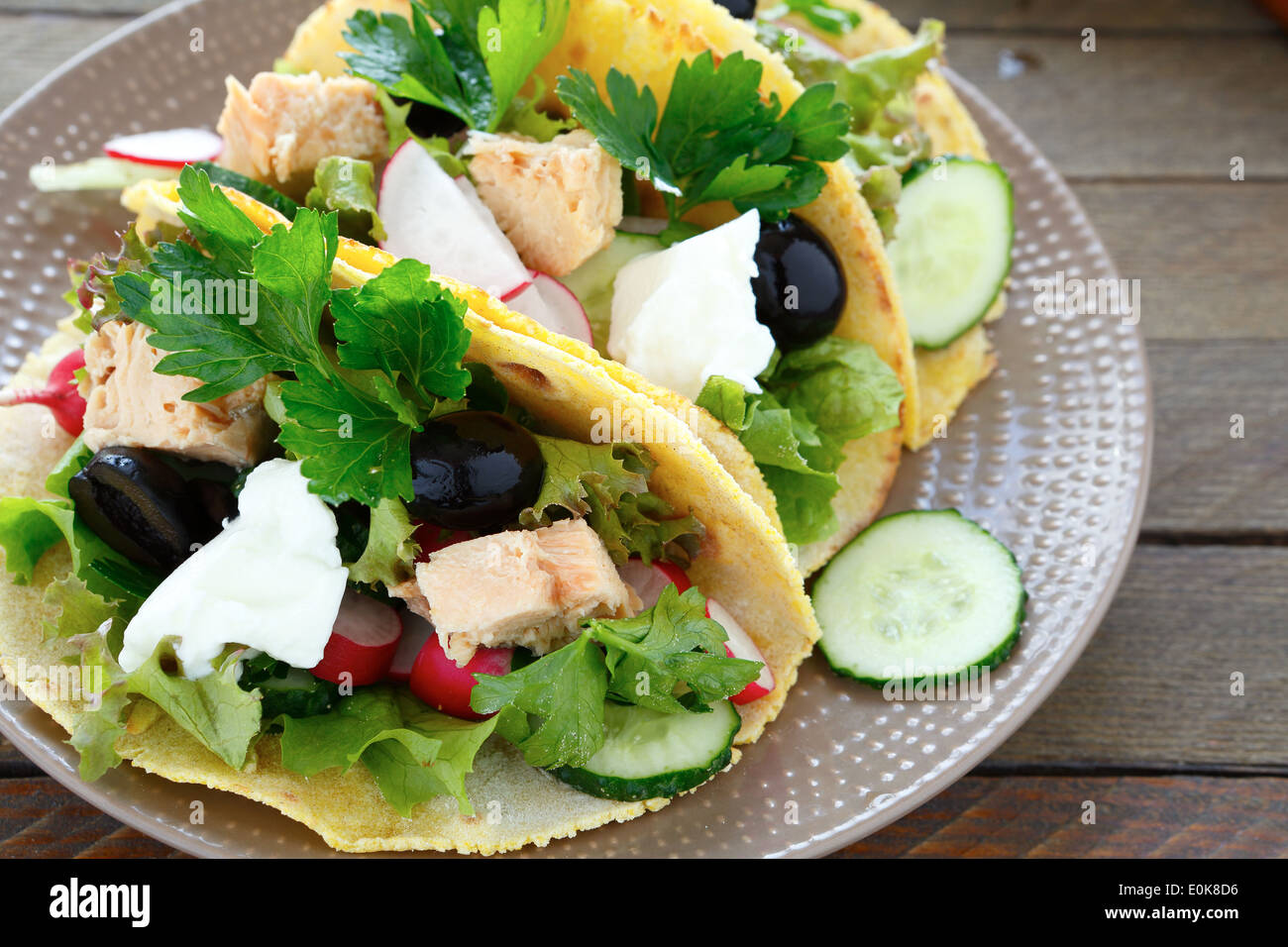 Tacos messicano con pesce e verdure, cibo closeup Foto Stock