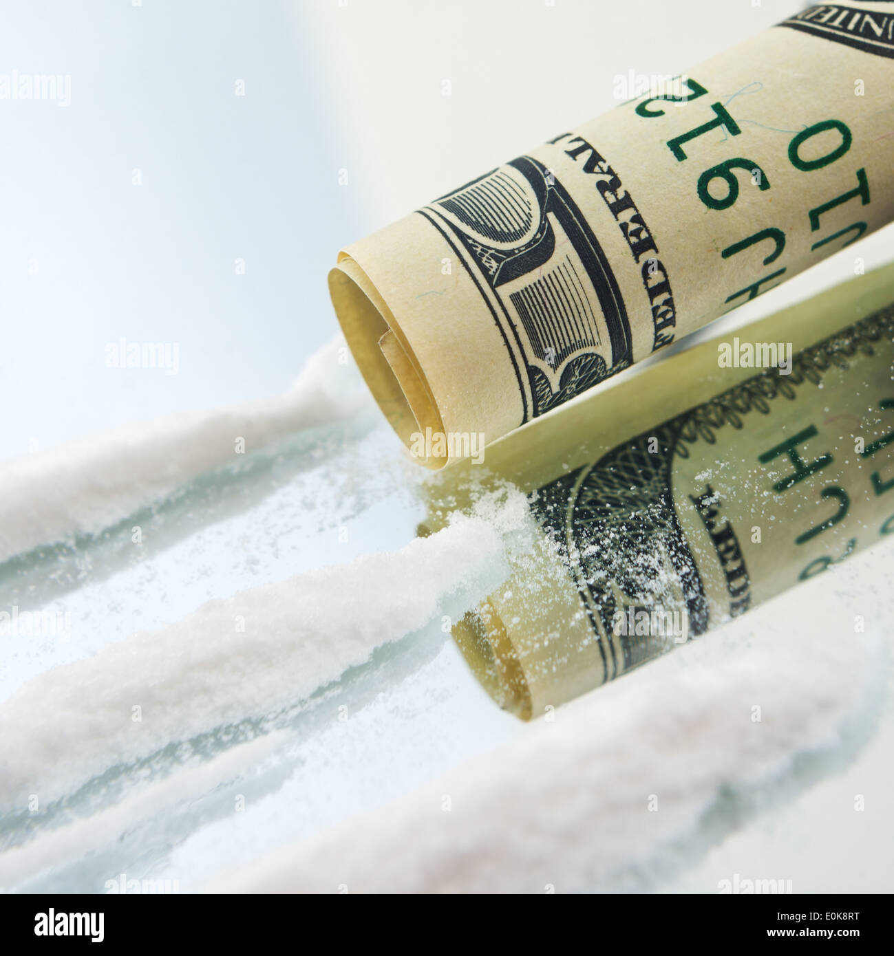 La cocaina in polvere del farmaco linee e arrotolato USA centinaia di dollari per lo sniffing. La tossicodipendenza concetto. Foto Stock