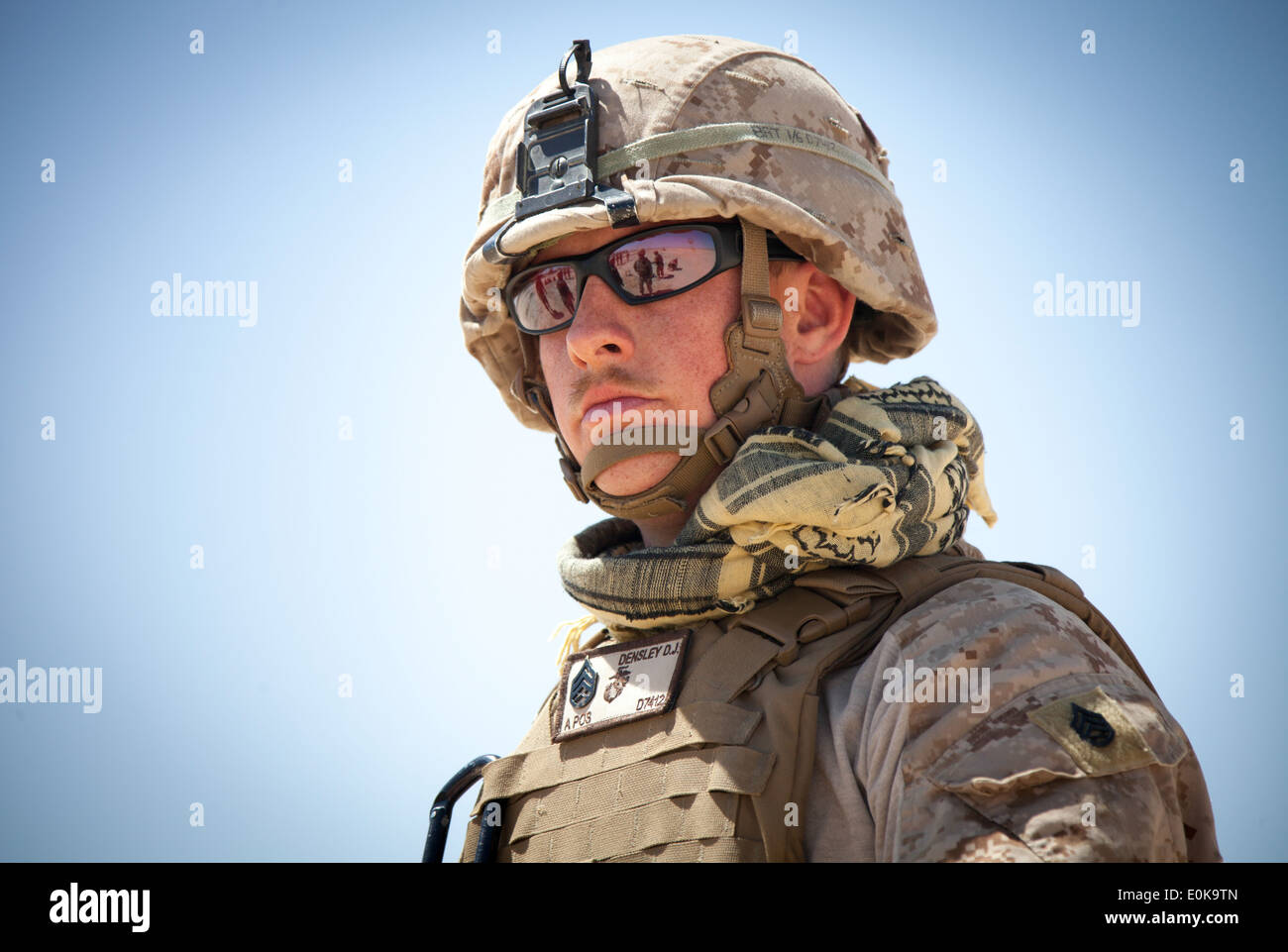 Stati Uniti Marine Corps Staff Sgt. David Denseley da Salt Lake City, Utah, con il corpo regionale battaglia scuola (RCBS) orologi Foto Stock