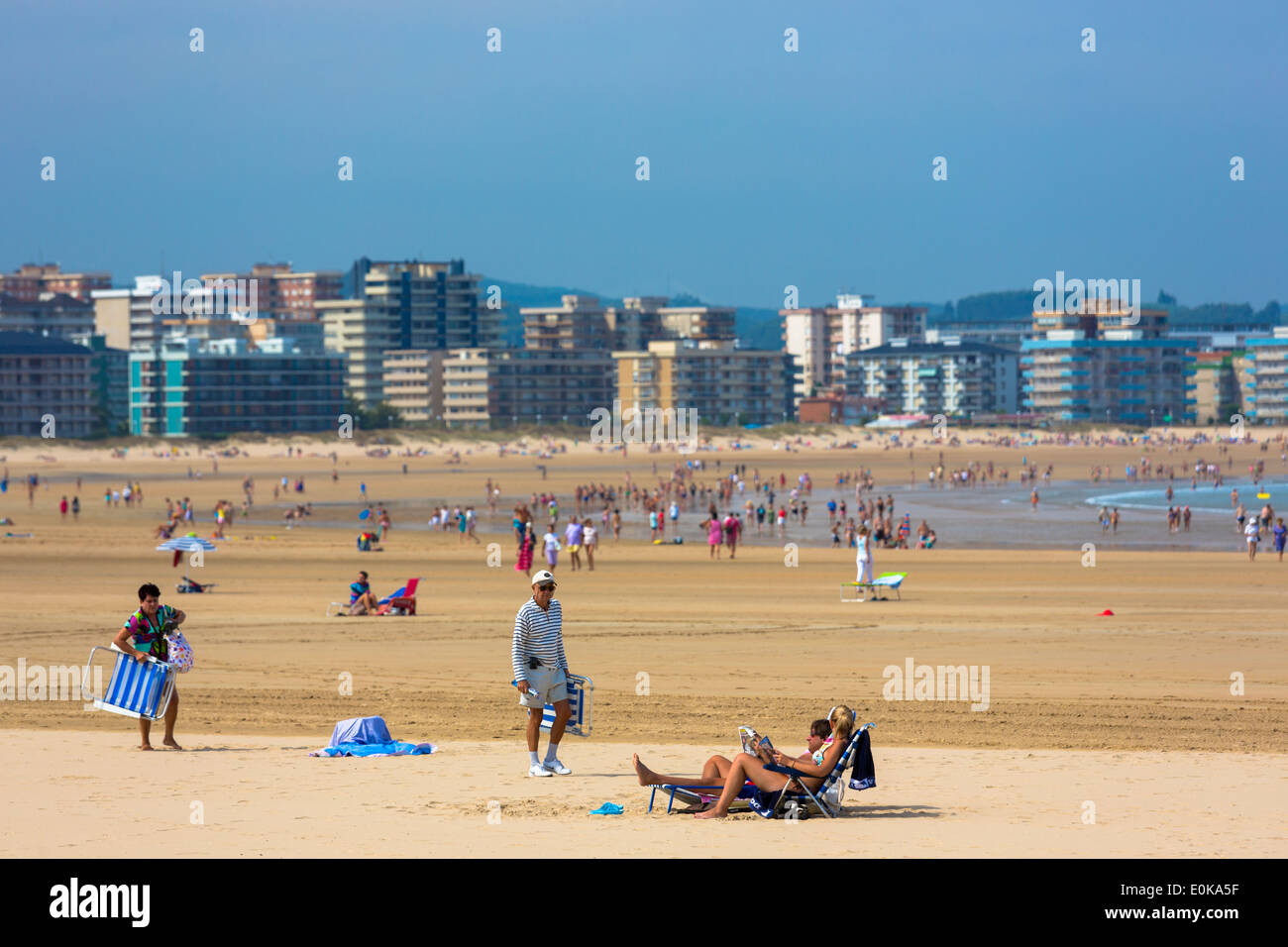 La scena sulla spiaggia e la gente a prendere il sole sulle vacanze estive in Laredo, Cantabria, SPAGNA Foto Stock