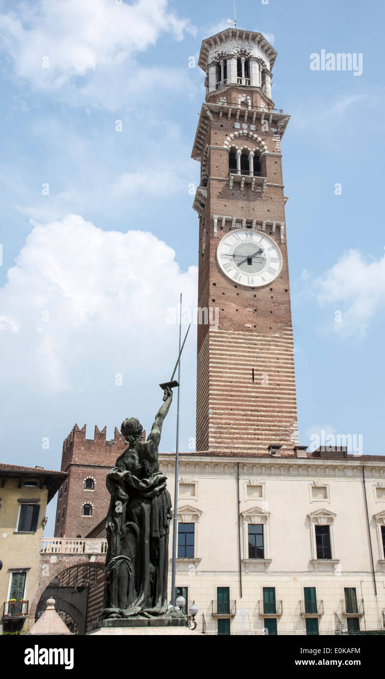 La storica Torre dei Lamberti a Verona (Italia) Foto Stock