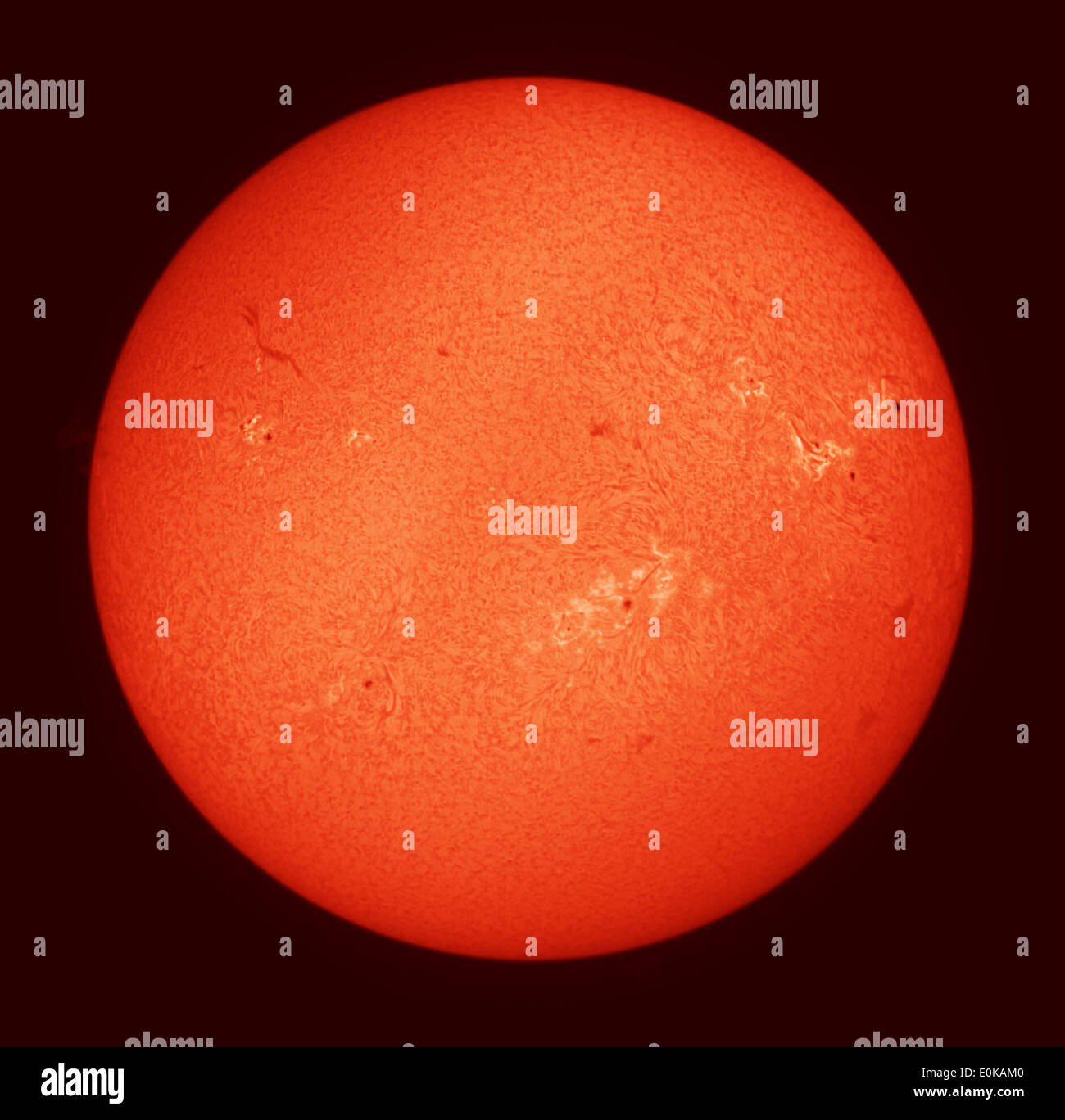 Londra, Regno Unito. 15 Maggio, 2014. Telescopio immagine della nostra stella più vicina, il sole, fotografata attraverso un solare idrogeno filtro alfa mostra attività di superficie compresa la superficie di granulazione, filamenti, aree più chiare di plage e nove designati macchie solari comprese AR2063 (a ore 10 sul disco) che è scoppiettante con Classe C solari. Questi razzi più piccoli hanno quasi nessun effetto sulla terra e non provocano notevole disturbo giromagnetico. Credito: Malcolm Park editoriale/Alamy Live News Foto Stock