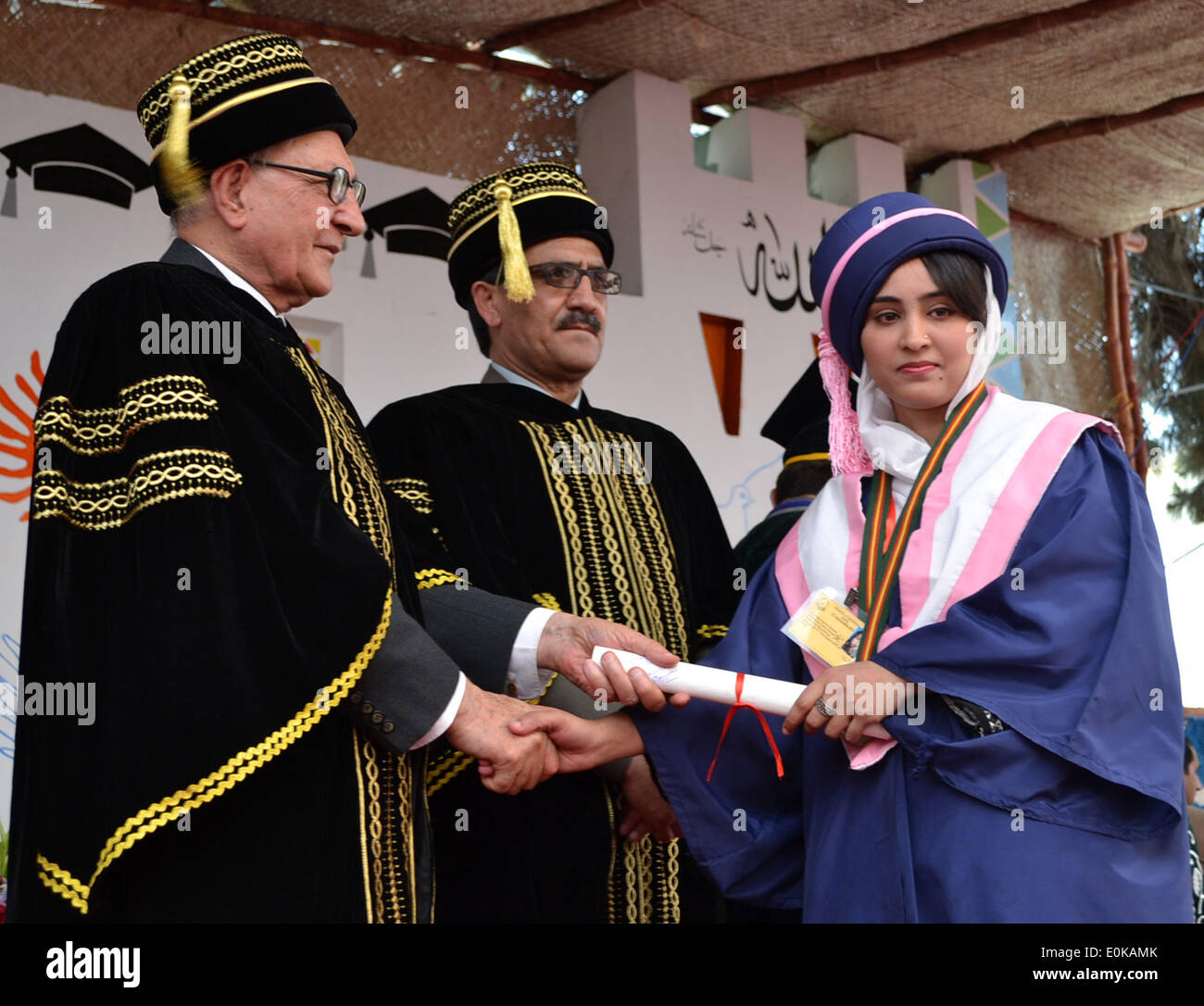 (140515) -- QUETTA, 15 maggio 2014 (Xinhua) -- Un laureato riceve la laurea durante l undicesimo grado cerimonia di premiazione della Università di Balochistan nel sud-ovest del Pakistan Quetta il 15 maggio 2014. Più di 600 studenti provenienti da varie facoltà ha partecipato alla cerimonia. (Xinhua/Asad) Foto Stock
