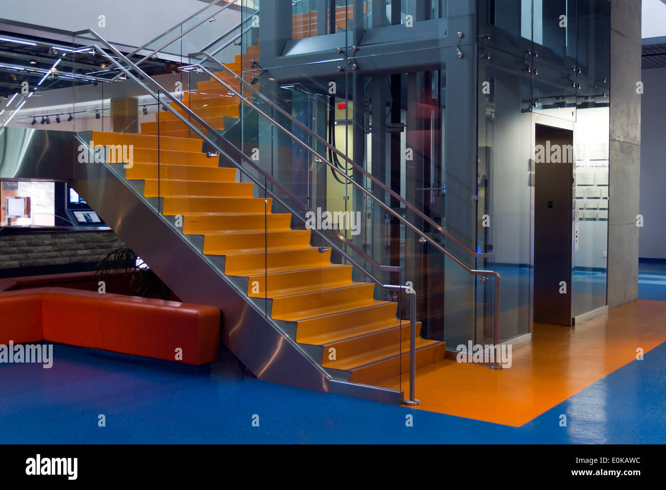 Una moderna scala Foto Stock