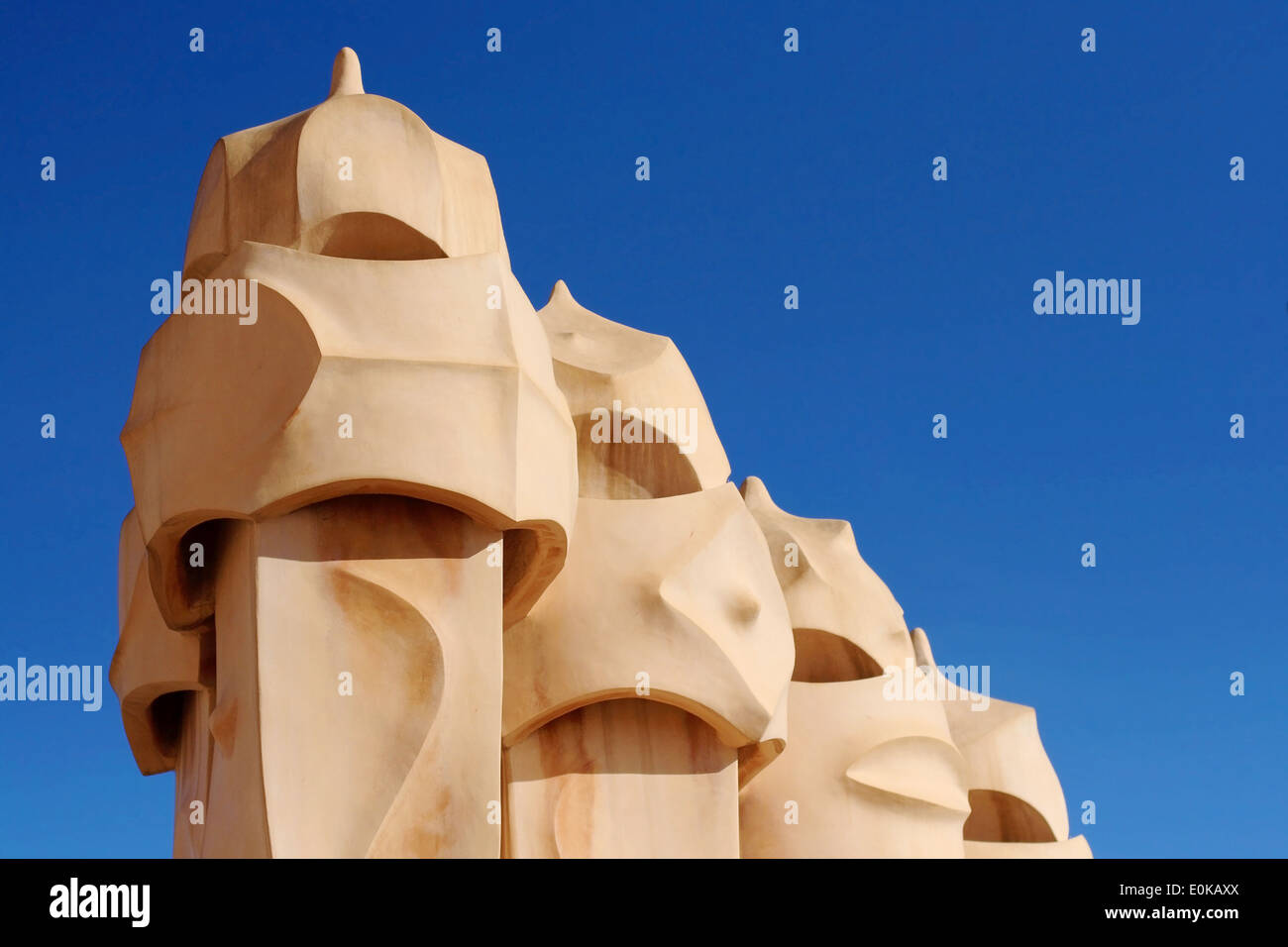 Camini modernista realizzata da Antoni Gaudi in La Pedrera (Casa Mila), Barcellona, in Catalogna. Foto Stock