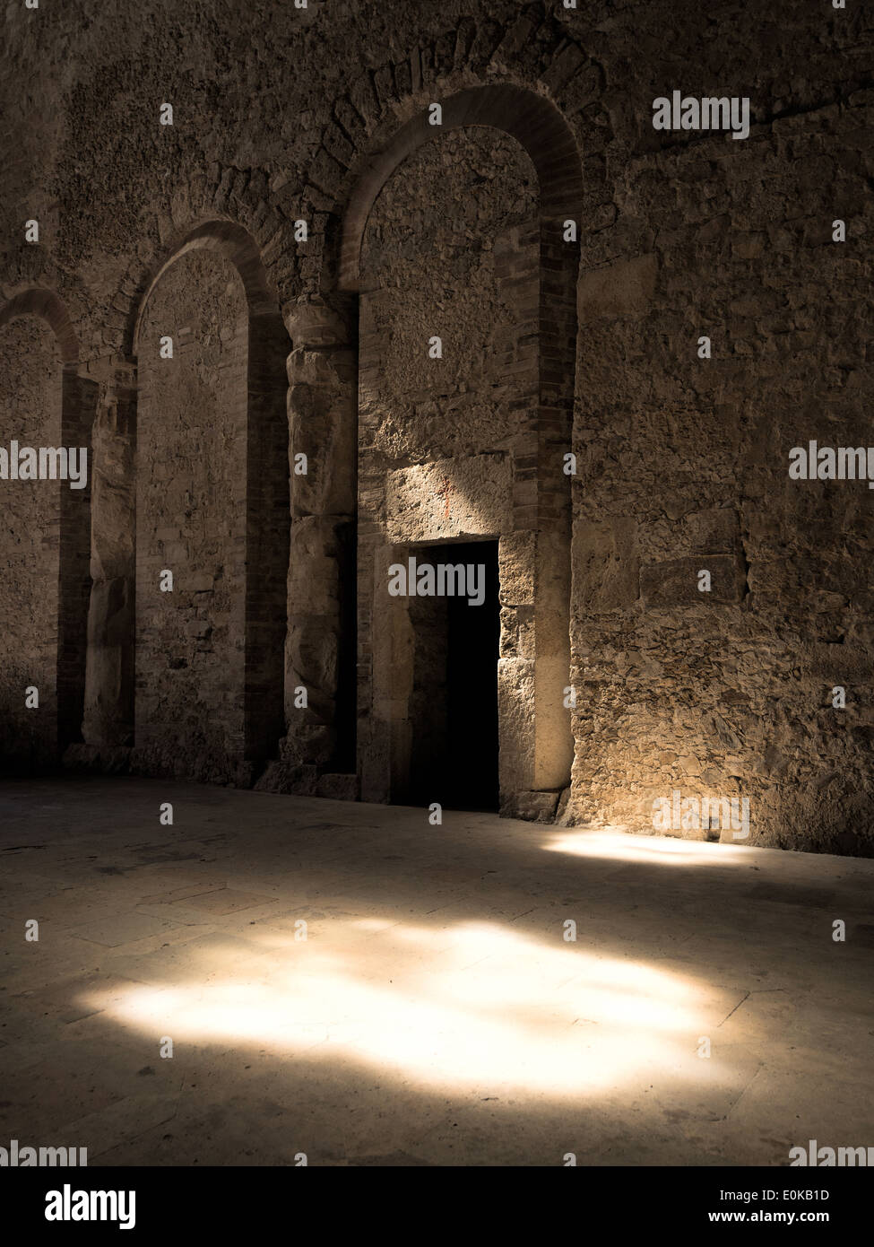 La chiesa romanica di San Salvatore di Spoleto, umbria, Italia; dettaglio delle colonne riempite di cemento in una parete Foto Stock