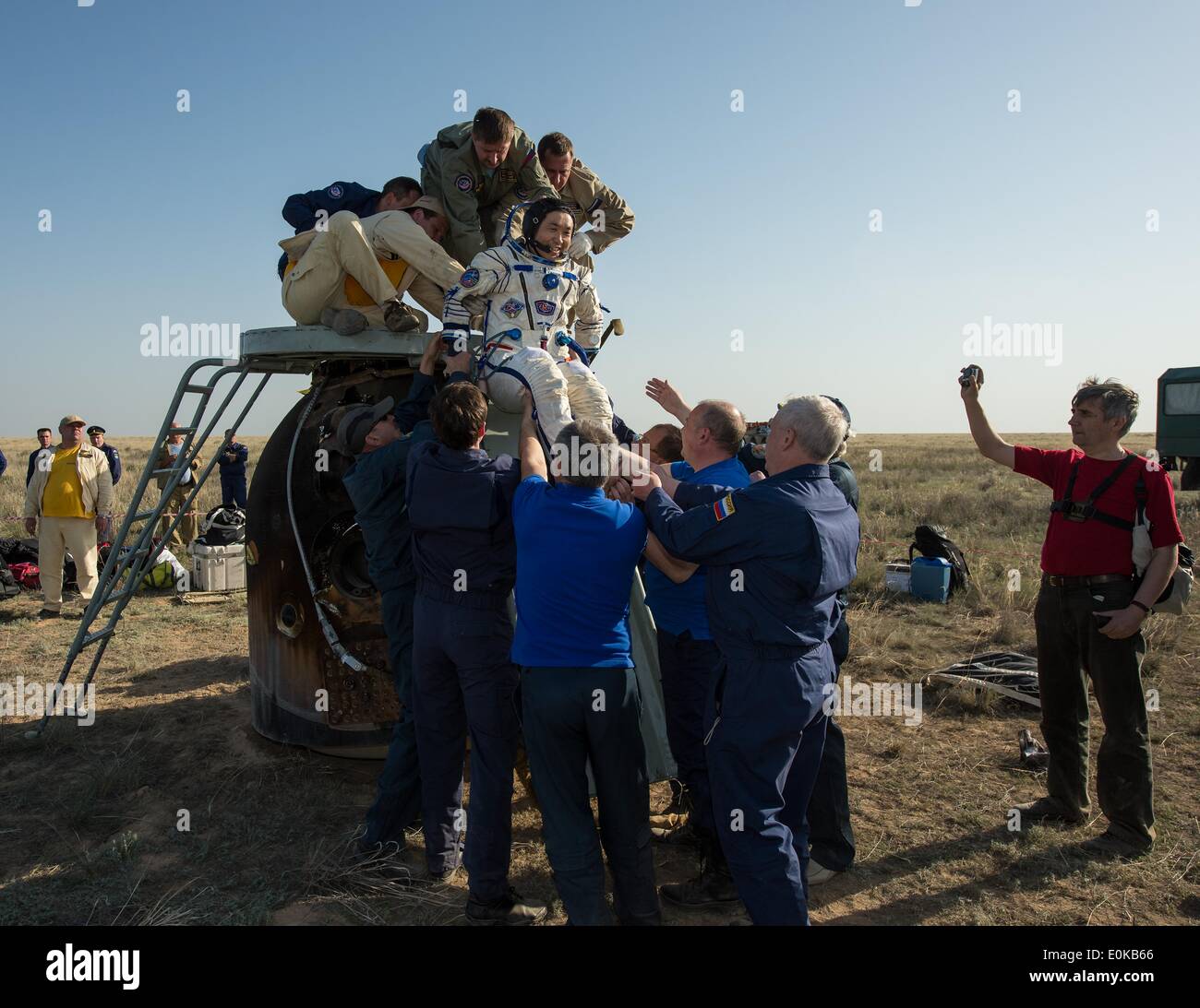 ISS Expedition 39 comandante Koichi Wakata della Japan Aerospace Exploration Agency è aiutato fuori dalla navicella spaziale a pochi minuti dopo l'atterraggio con i compagni di spedizione membri di equipaggi di Soyuz TMA-11M veicolo spaziale 14 maggio 2014 vicino alla città di Zhezkazgan, Kazakistan. Wakata, Tyurin e Mastracchio è tornato a terra dopo più di sei mesi a bordo della Stazione spaziale internazionale dove sono serviti come membri della spedizione 38 e 39 equipaggi. Foto Stock