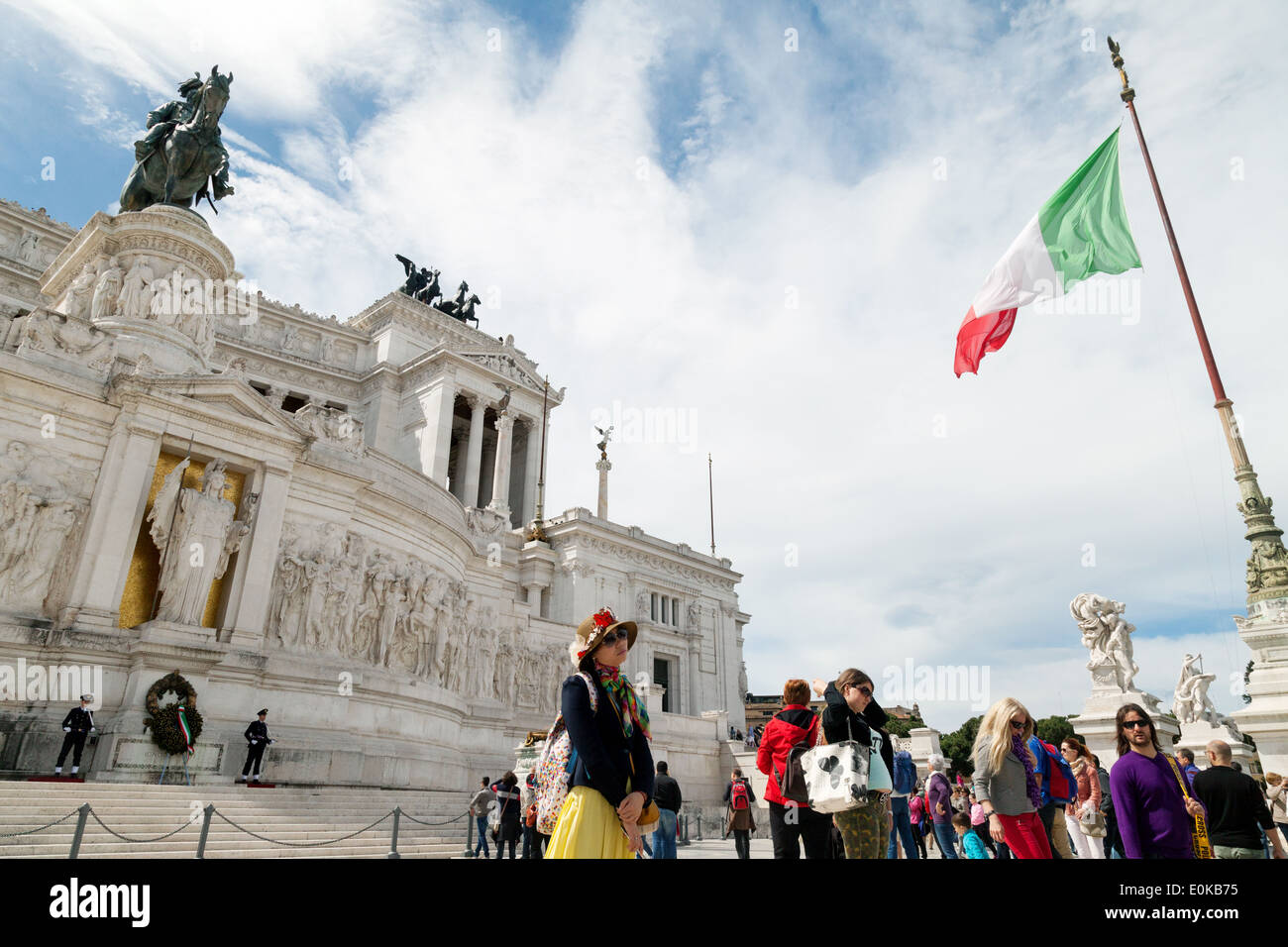 I turisti che pongono a Vittorio Emanuele II monumento, Roma Italia Foto Stock