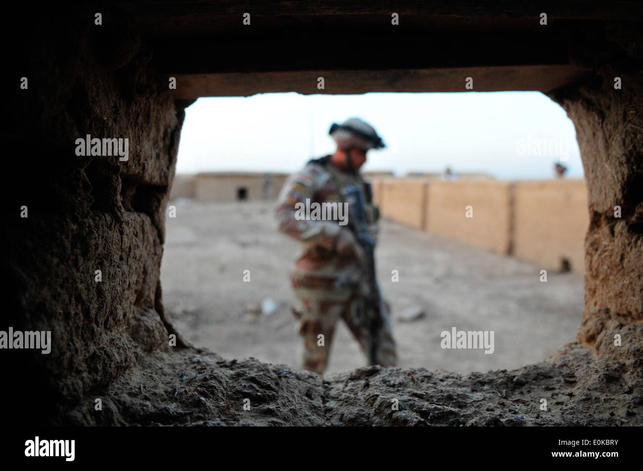 Un esercito iracheno soldato ricerche per arma memorizza nella cache durante il funzionamento Aftershock in Marez, Iraq, Ott. 28.L'operazione è stata un giunto Foto Stock