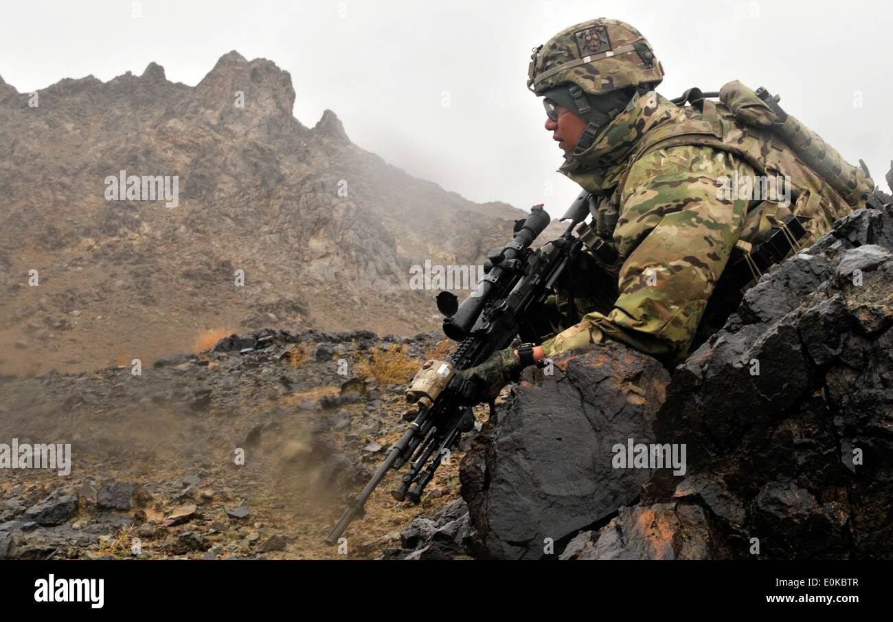 Spc. Alan L. Villalobos, un fante da Edmonds, nello Stato di Washington, con la B Company, 2° Battaglione, XXIII Reggimento di Fanteria, prende la kne Foto Stock