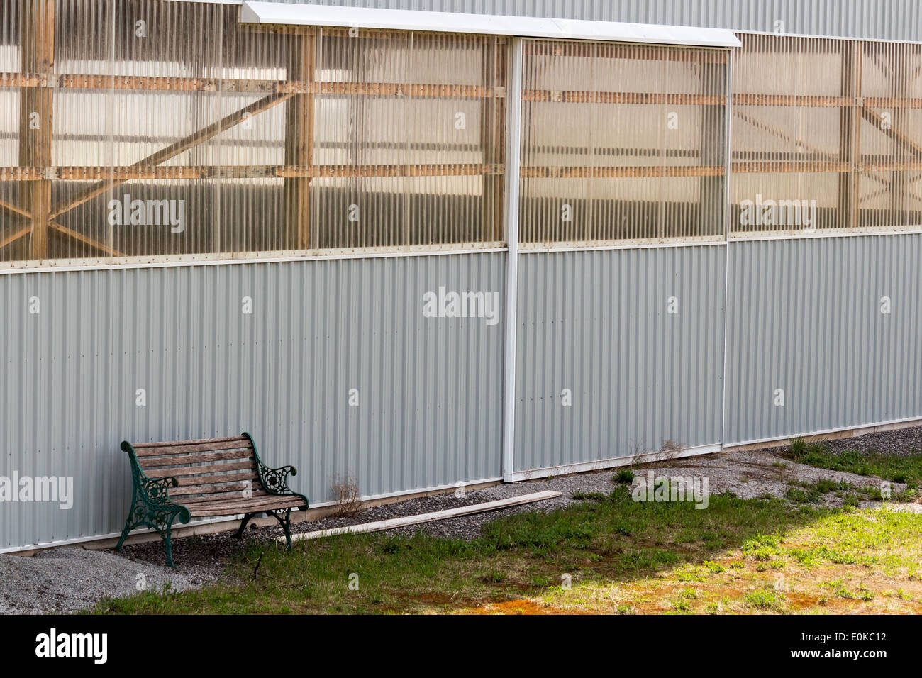 Panca seduti di fronte a cavallo arena. Foto Stock