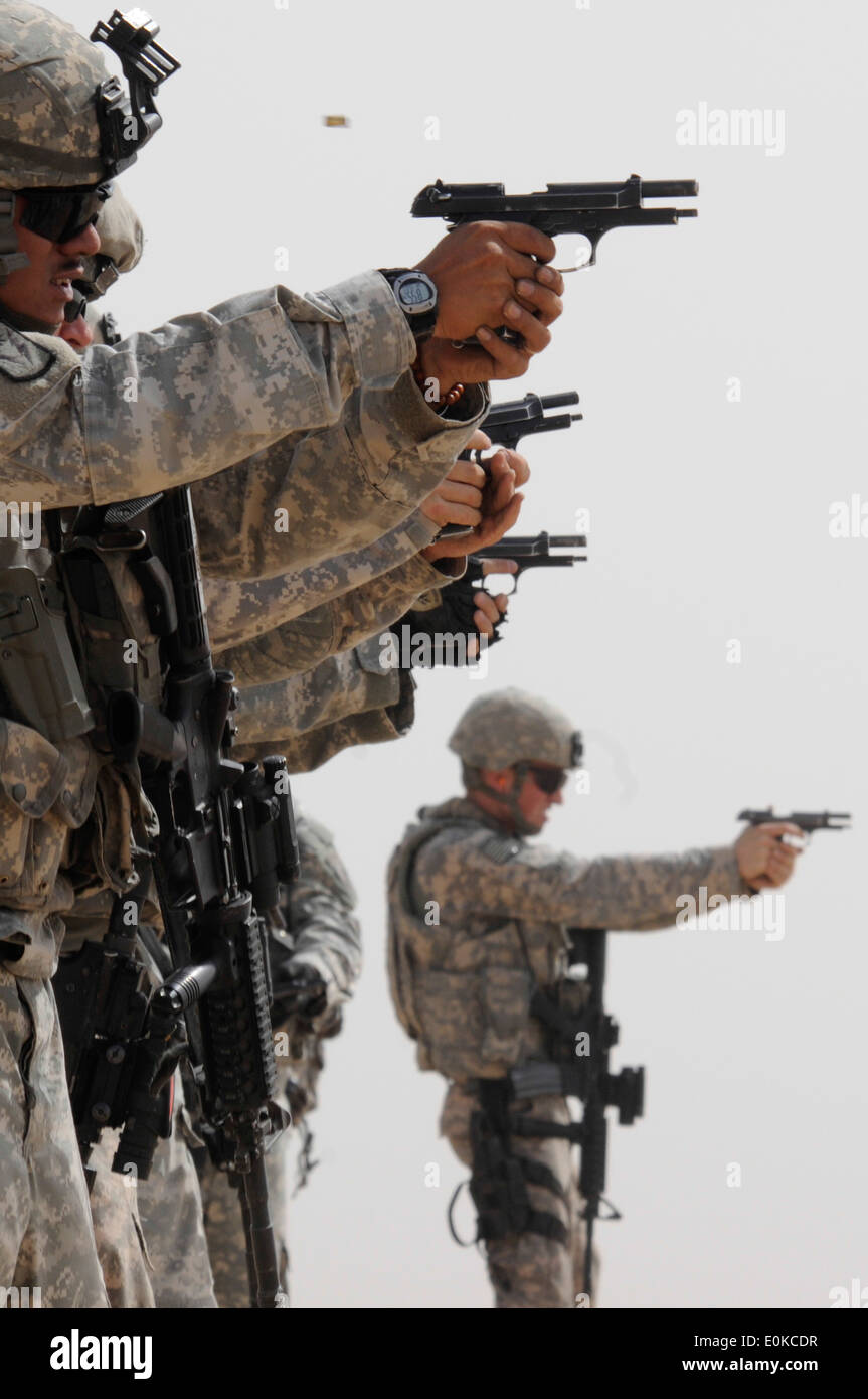 Stati Uniti Soldati attaccato al Bravo Company, 445th gli affari civili battaglione partecipare nella gamma di tattiche di formazione utilizzando M-9 pistola Foto Stock