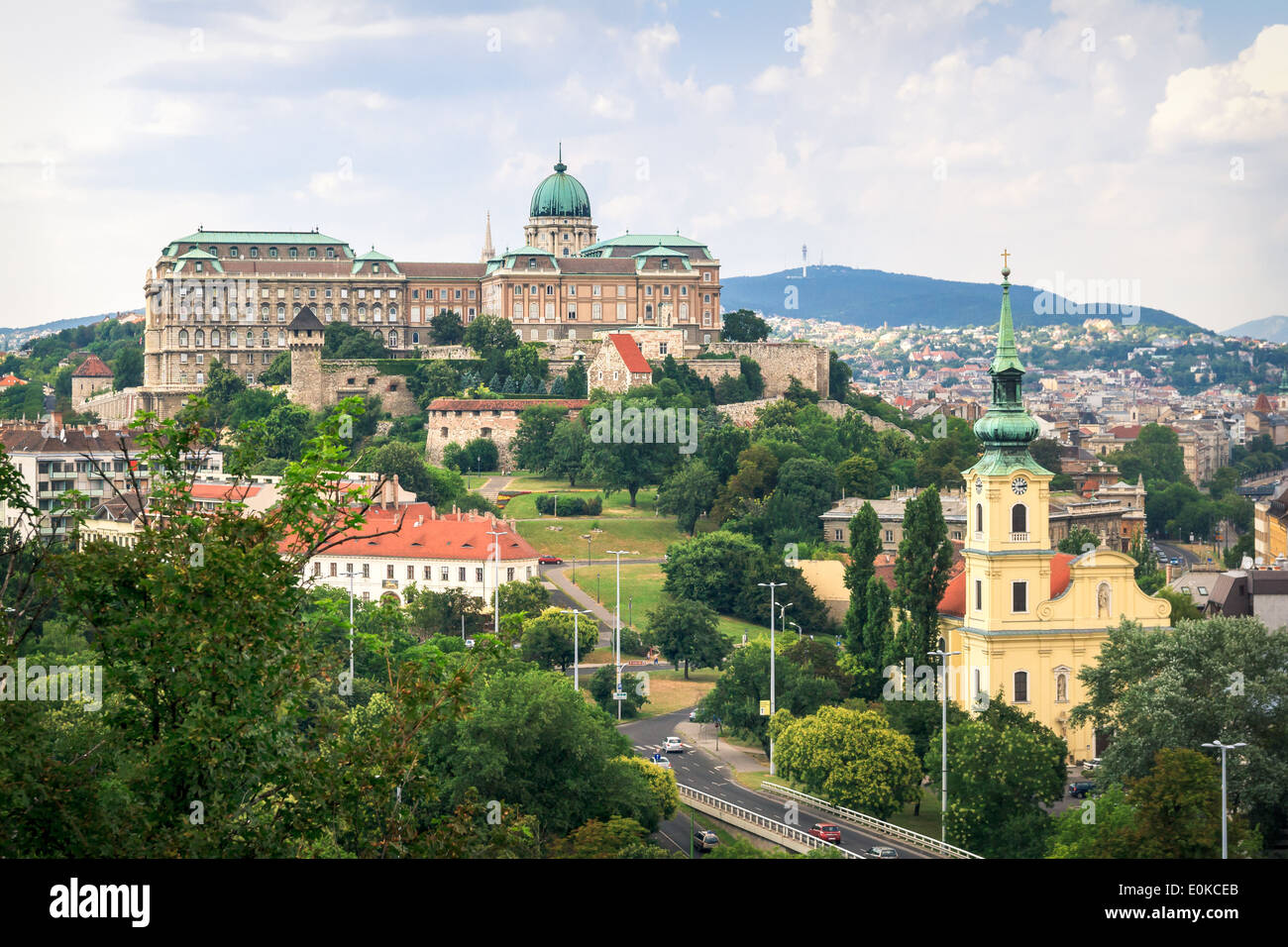 Cityscape compresi al castello ed alla Chiesa nella bellissima città di Budapest in estate. Foto Stock