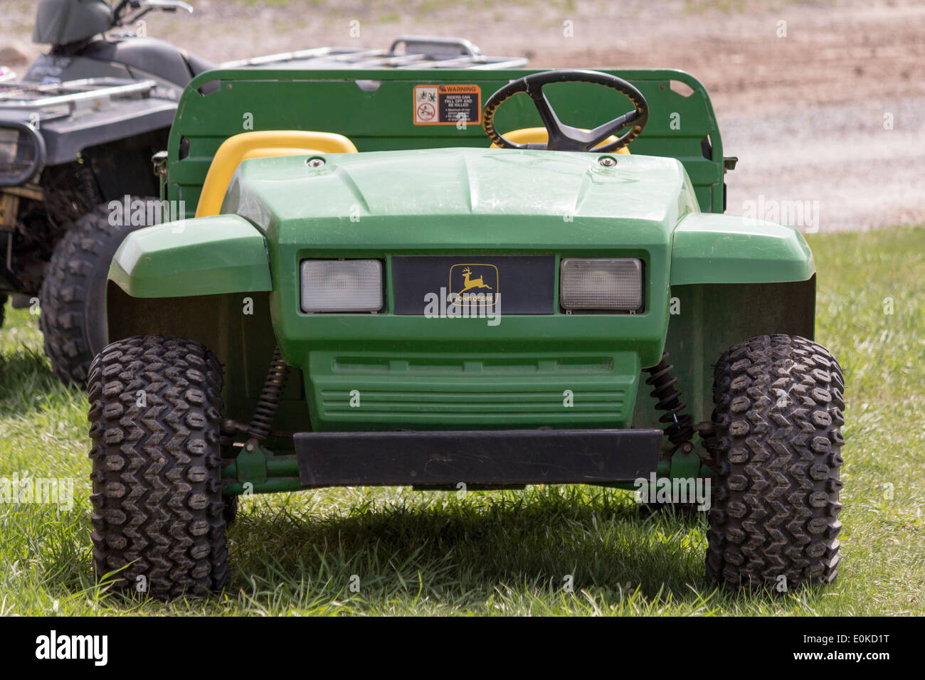 John Deere Gater Four Wheeler vista frontale il traino di un rimorchio. Foto Stock