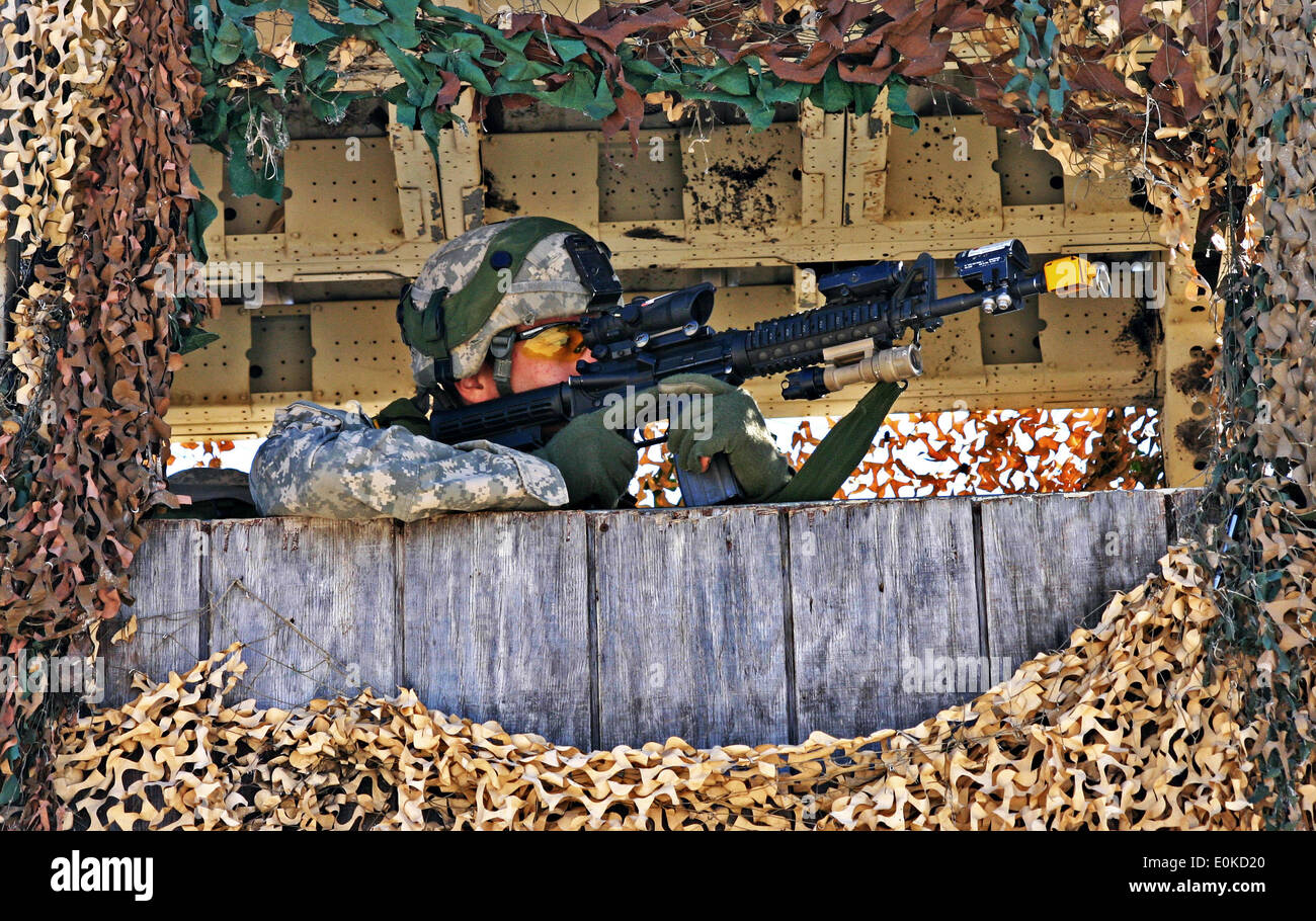 Spc. Robert L. Bye, di Cuyahoga Falls, Ohio, assegnato a Charlie Company, 1° Battaglione, 148th Reggimento di Fanteria, 37th Fanteria Foto Stock