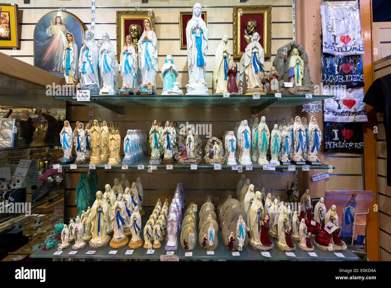 Icone Religiose e le statue della Madonna e di santa Bernadette al luogo di pellegrinaggio di Lourdes nel sud della Francia Foto Stock