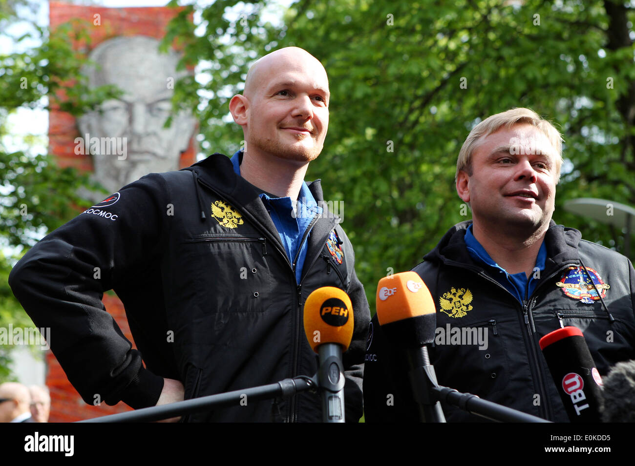 ISS Expedition 40/41 Soyuz Commander Max Suraev, destro di l'agenzia Spaziale Federale Russa lungo con equipaggio mate tecnico di volo Alexander Gerst dell'Agenzia spaziale europea parlare ai giornalisti al Gagarin Cosmonaut Training Center 15 maggio 2014 nella città delle stelle, Russia. Il trio sarà lanciato il 29 maggio nella Soyuz TMA-13M veicolo spaziale da Baikonur per un 5 ½ mesi di missione sulla Stazione spaziale internazionale. Foto Stock