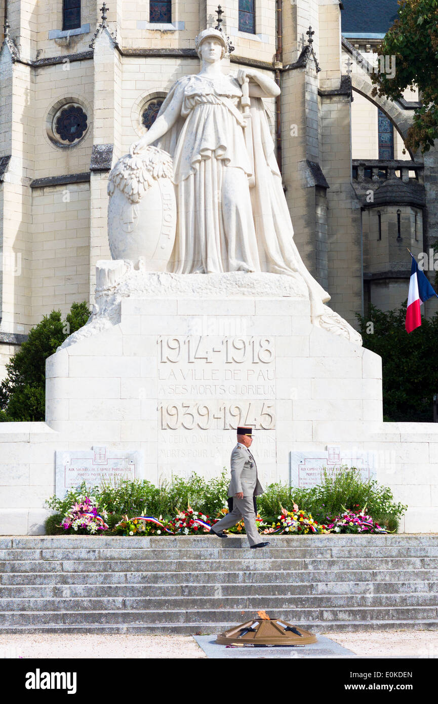 La prima guerra mondiale e la guerra mondiale 2 memorial la Ville de Pau per soldati morti delle guerre mondiali soldato e omaggi floreali a Pau, Francia Foto Stock