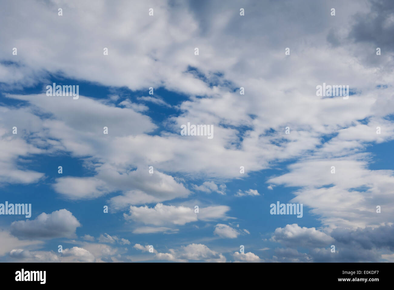 Sunny cumulus nubi mix di formazione sul cielo blu, cloudscape e soleggiato in orientamento orizzontale, nessuno. Foto Stock