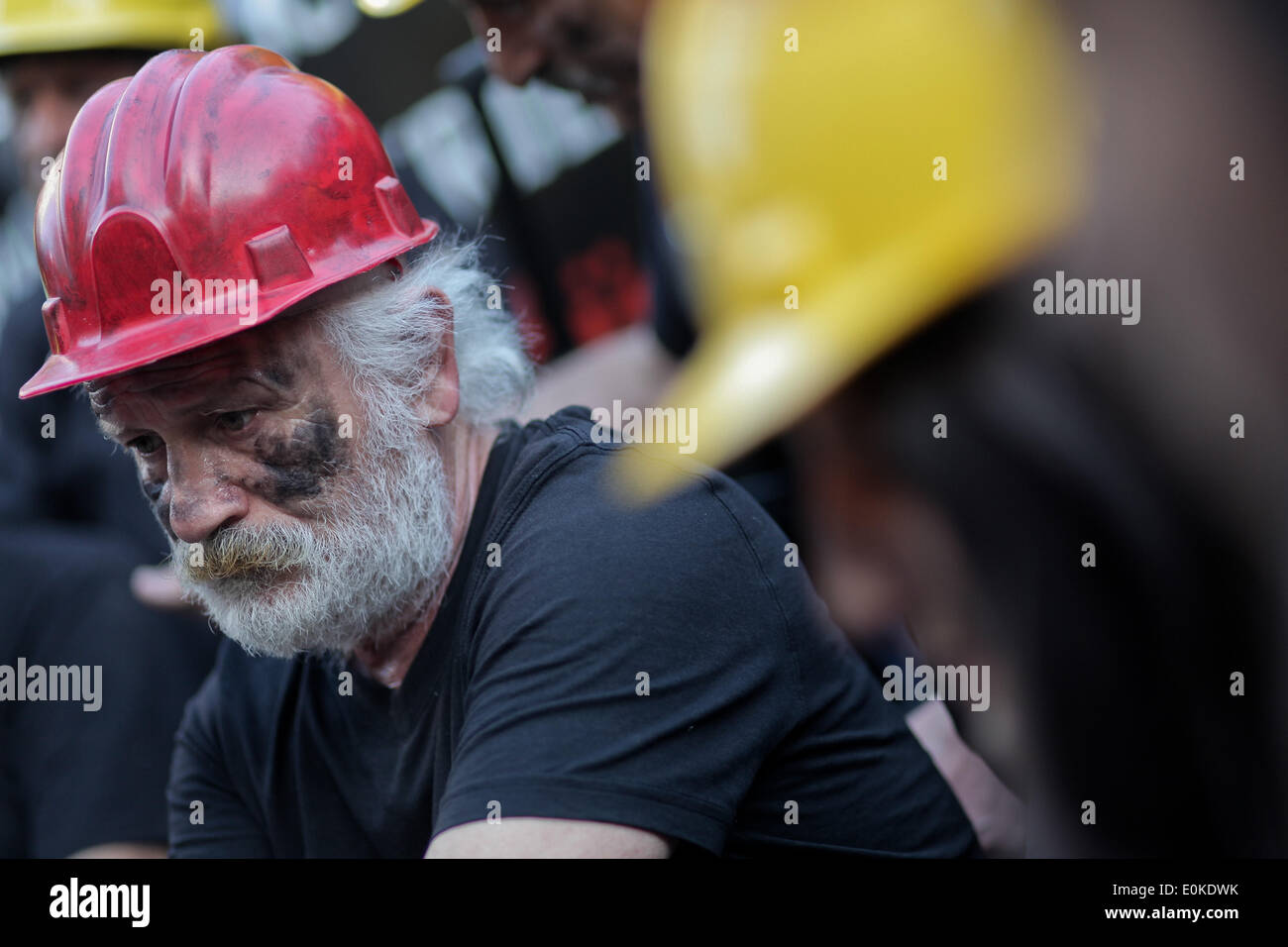 Istanbul, Turchia. 15 Maggio, 2014. Un uomo turco indossando un minatore della casco e macchiato il suo volto con grida di carbone durante una manifestazione di protesta di fronte al Bagno Turco poliziotti in una strada vicino a Piazza Taksim, in omaggio alle vittime del Soma esplosione in miniera, a Istanbul, Turchia, 15 maggio 2014. Il corporate proprietario della miniera di carbone di Soma, la scena della Turchia la peggiore catastrofe mineraria, detto 450 lavoratori erano stati salvati e 80 di essi erano ancora in ospedale. Credito: Ahmed Deeb/NurPhoto/ZUMAPRESS.com/Alamy Live News Foto Stock