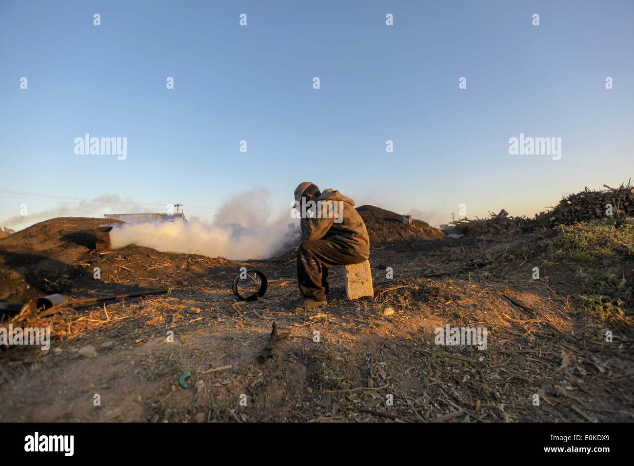 La striscia di Gaza, la Palestina. Il 6 maggio, 2014. I lavoratori dell'industria carboniera, prendere una pausa dopo una stancante giornata di lavoro nell' industria carboniera, sul confine a est di Gaza City. © Ibrahim Khader/NurPhoto/ZUMAPRESS.com/Alamy Live News Foto Stock