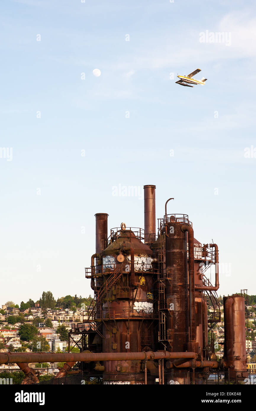 A bordo di un idrovolante vola sopra lavori Gas Park a Seattle, Washington. Foto Stock