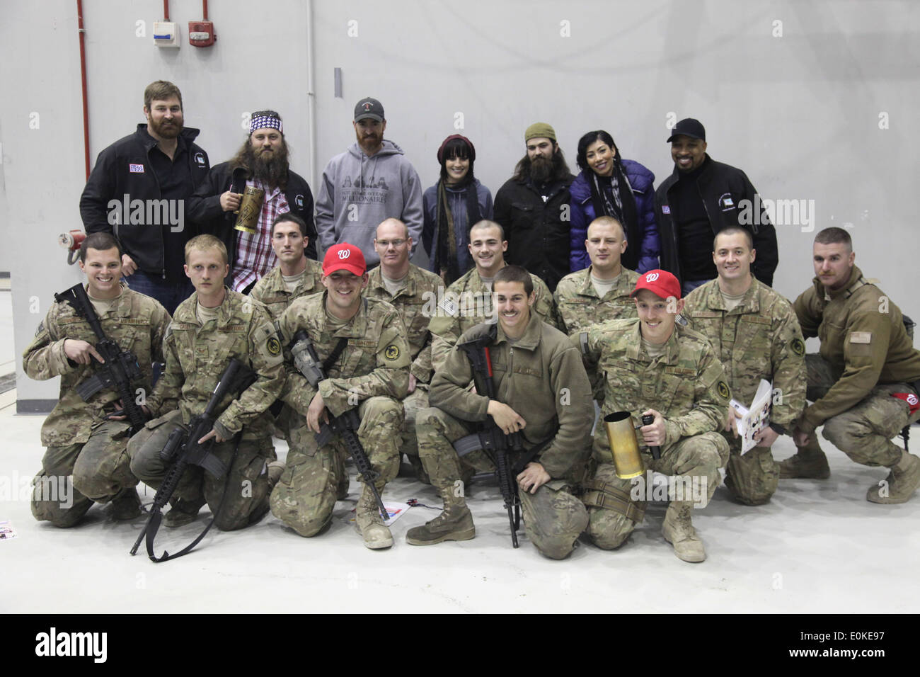 Osu Tour celebrità posa per le foto di gruppo alla fine della vacanza visita di truppa, OSU show tenutosi su Bagram Air Force Base, Decem Foto Stock