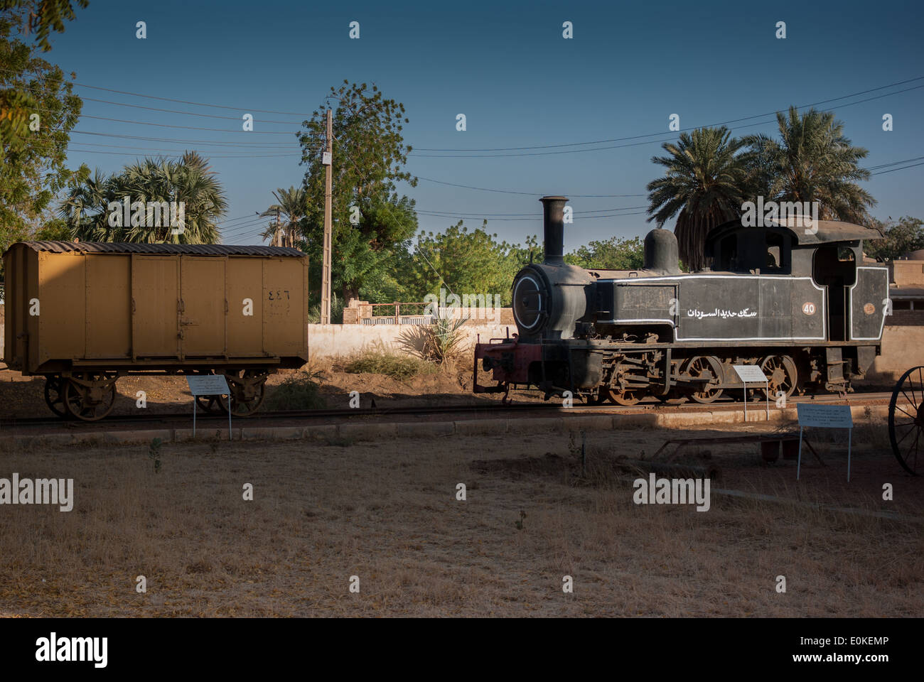 Pullman di acciaio e la locomotiva a vapore, Museo delle ferrovie, Atbara, Sudan settentrionale Foto Stock