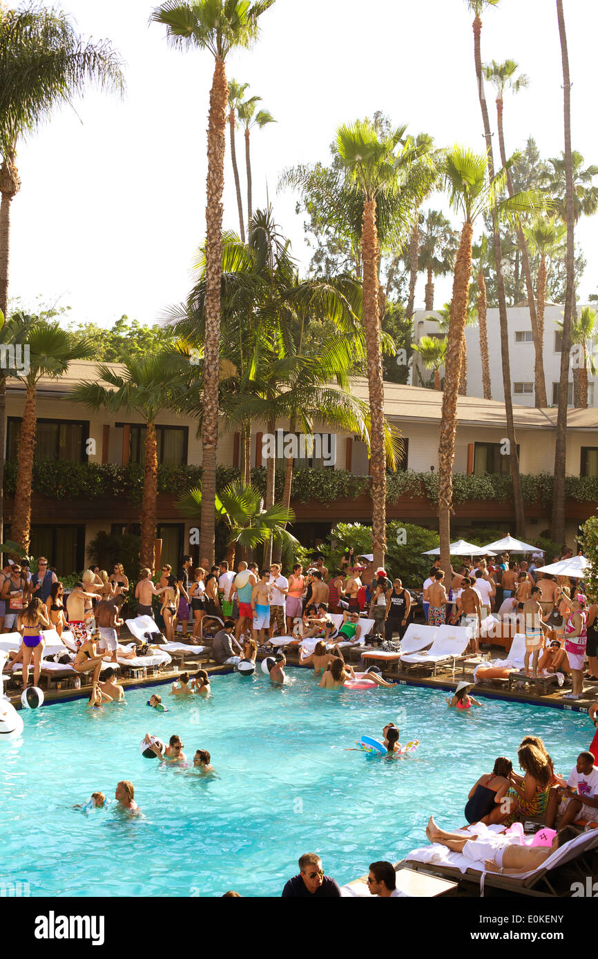 Un gruppo di eleganti giovani adulti godono di una posizione soleggiata summer party in piscina al Roosevelt Hotel in Hollywood, la California. Foto Stock