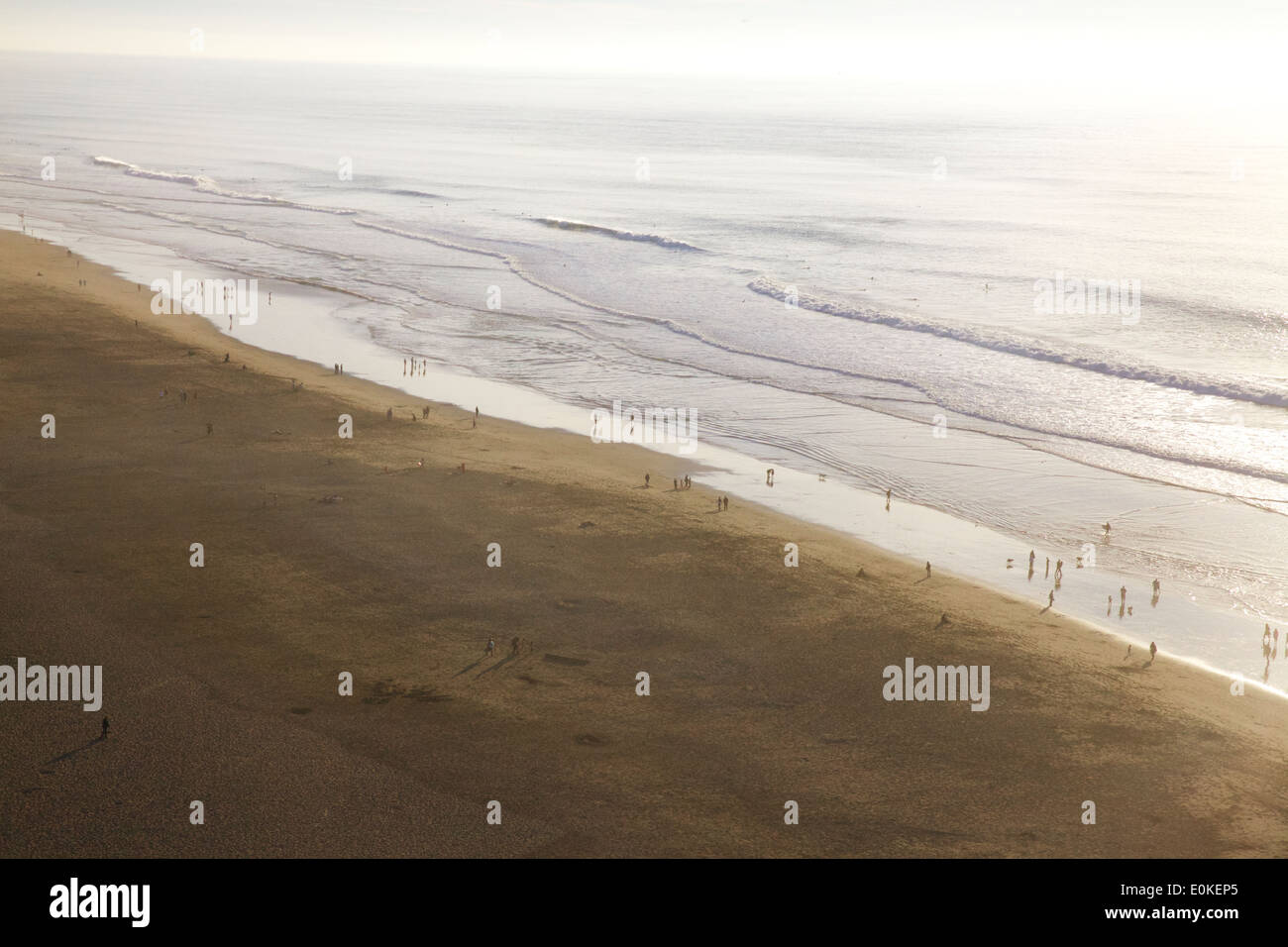 Una vista da sopra della gente godendo il pomeriggio lungo il bordo dell'acqua a Ocean Beach a San Francisco. Foto Stock