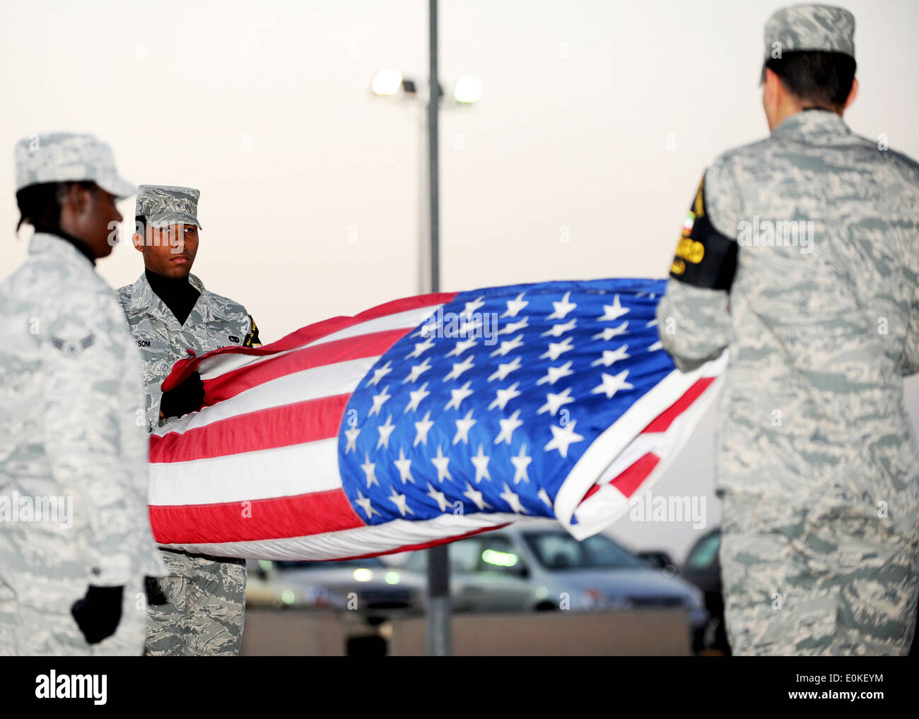 ASIA SUD-OVEST - aviatori da 386aria ala Expeditionary guardia d'onore piegare la bandiera americana durante una cerimonia di ritiro qui Foto Stock