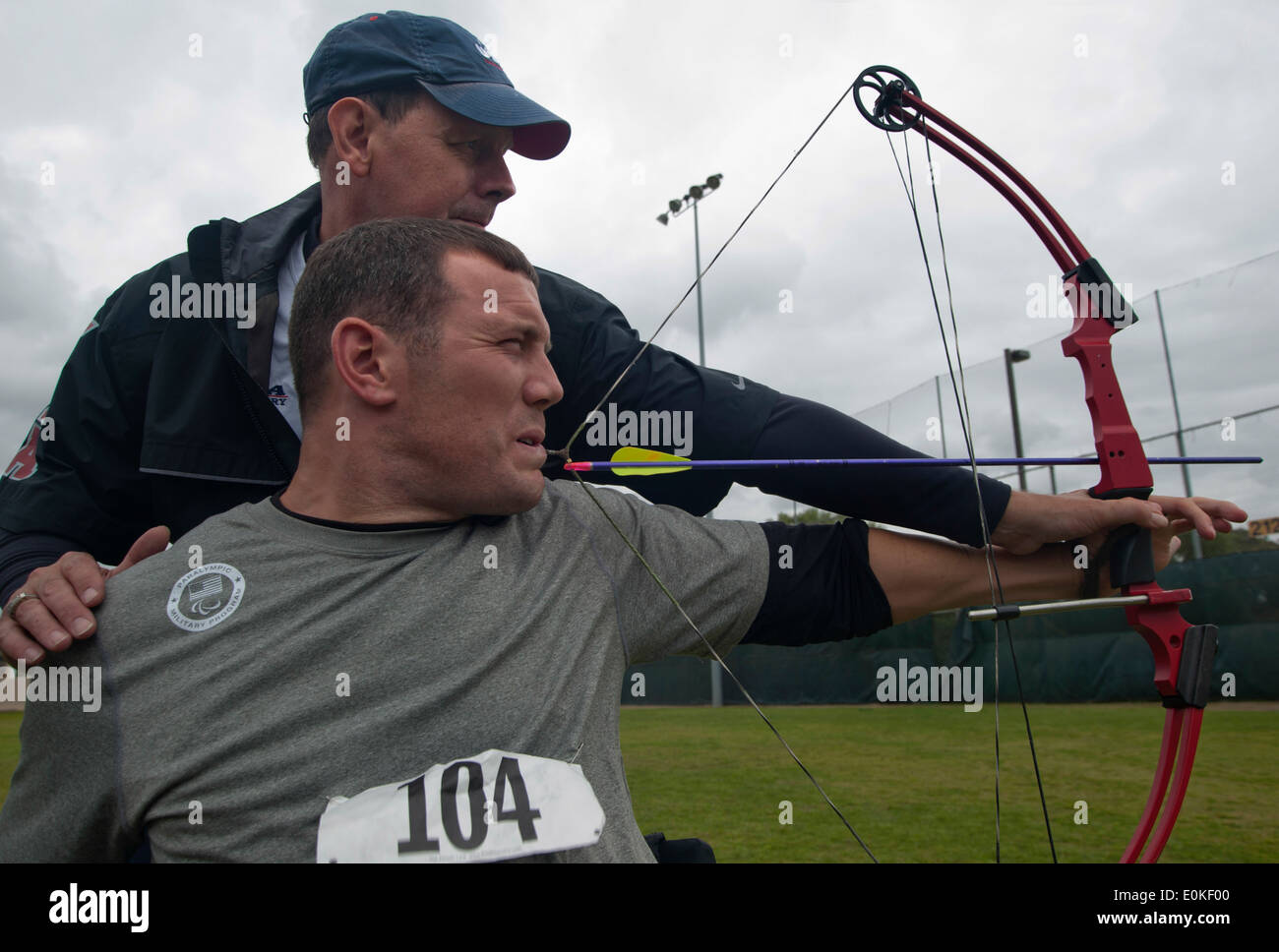 L'ex esercito Spc. Erik Hjeltnes viene insegnato a disegnare e fuoco un arco e con i suoi denti da esercito pensionato Cpl. Kevin Stone, 2004 e 200 Foto Stock